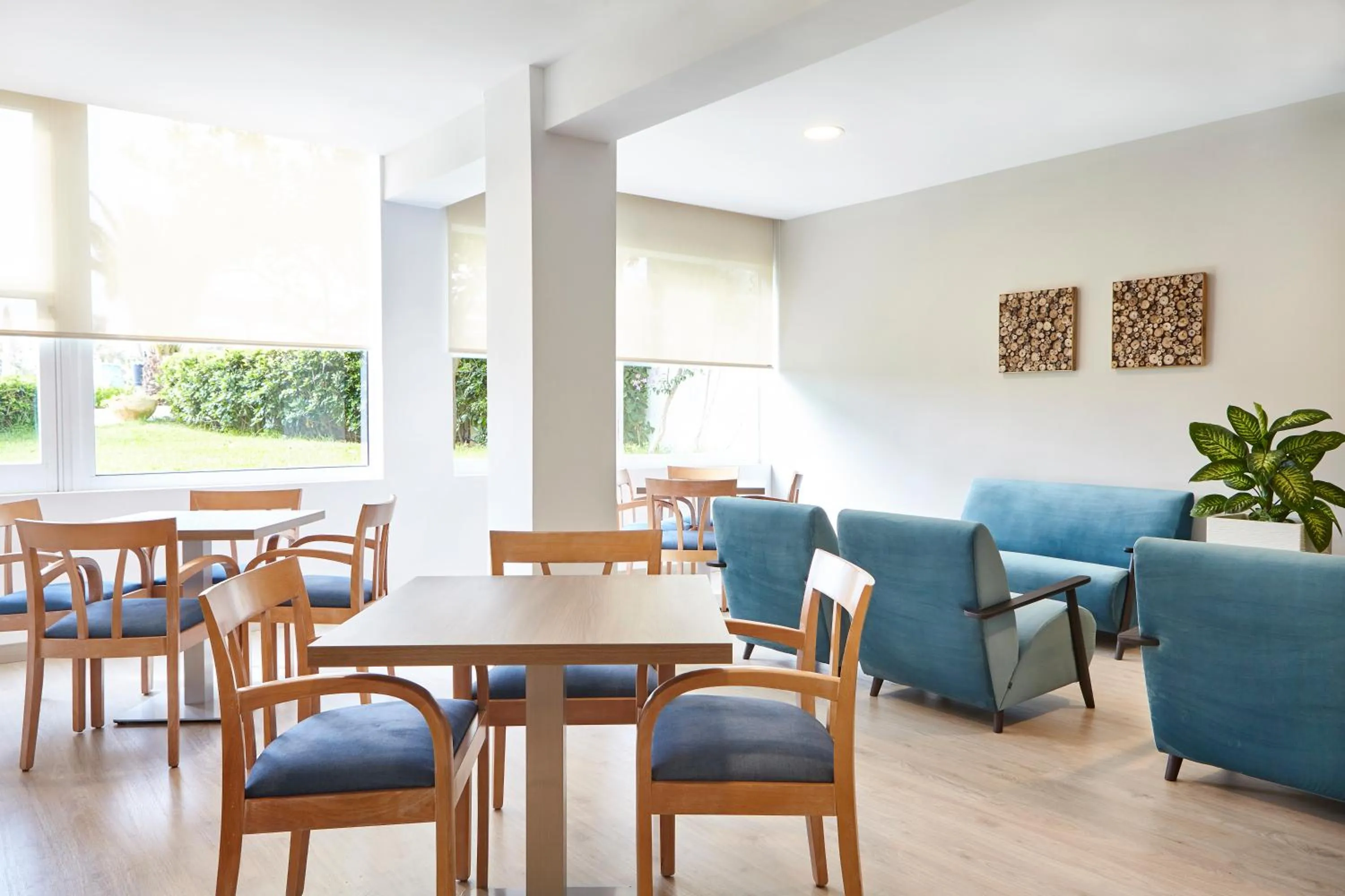 Communal lounge/ TV room in Universal Hotel Castell Royal