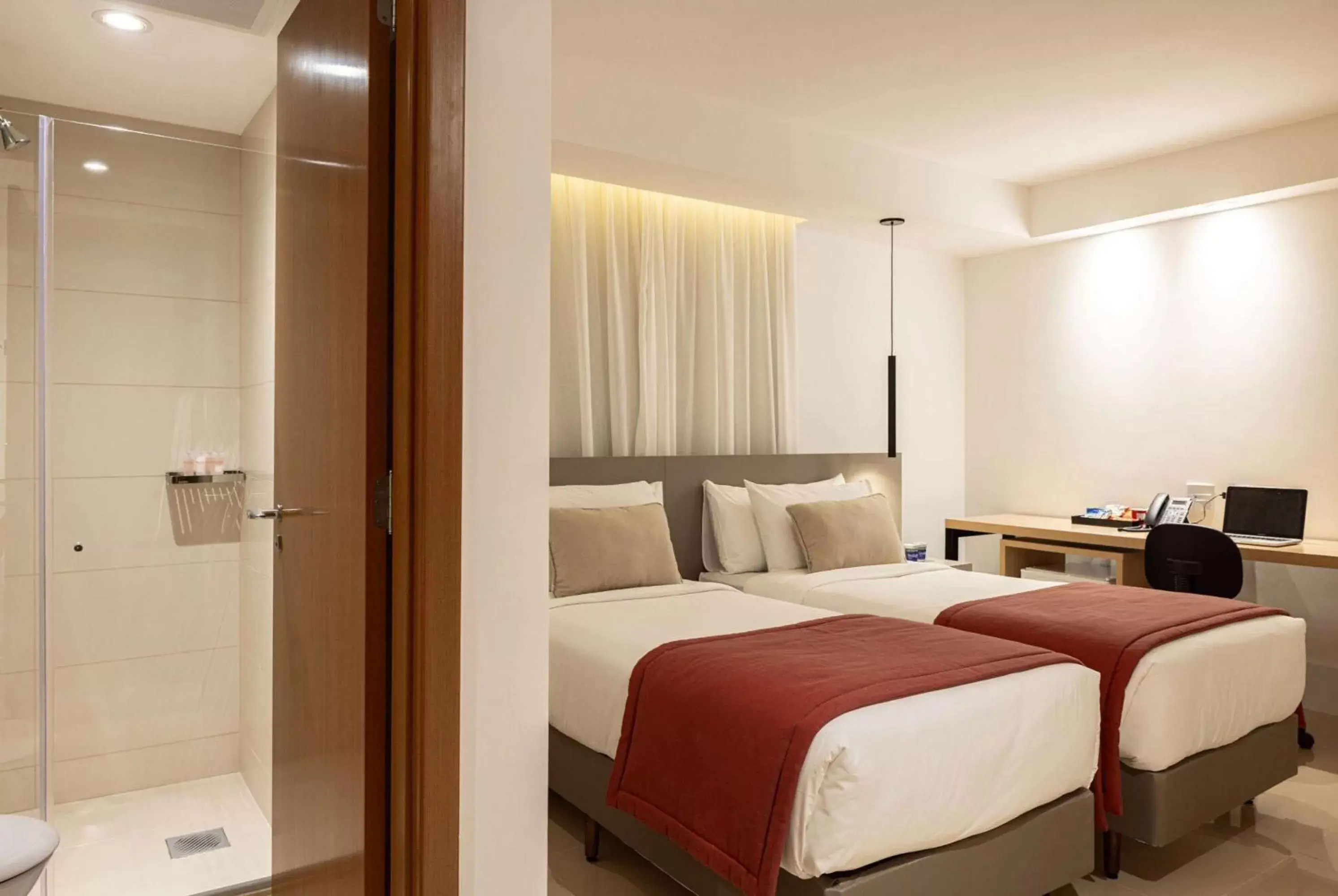 Photo of the whole room, Bed in Ramada by Wyndham Brasilia Alvorada