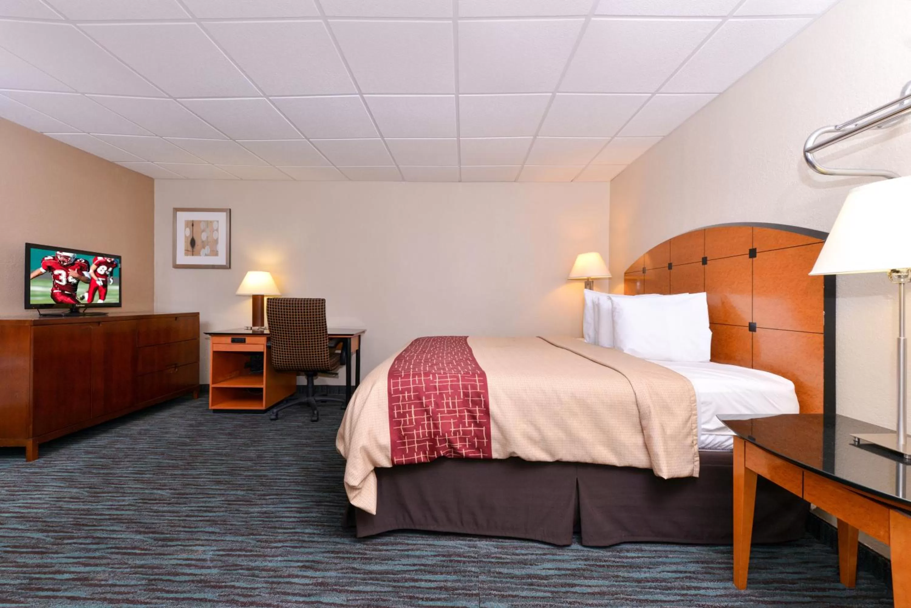 Photo of the whole room, Bed in Red Roof Inn Chambersburg