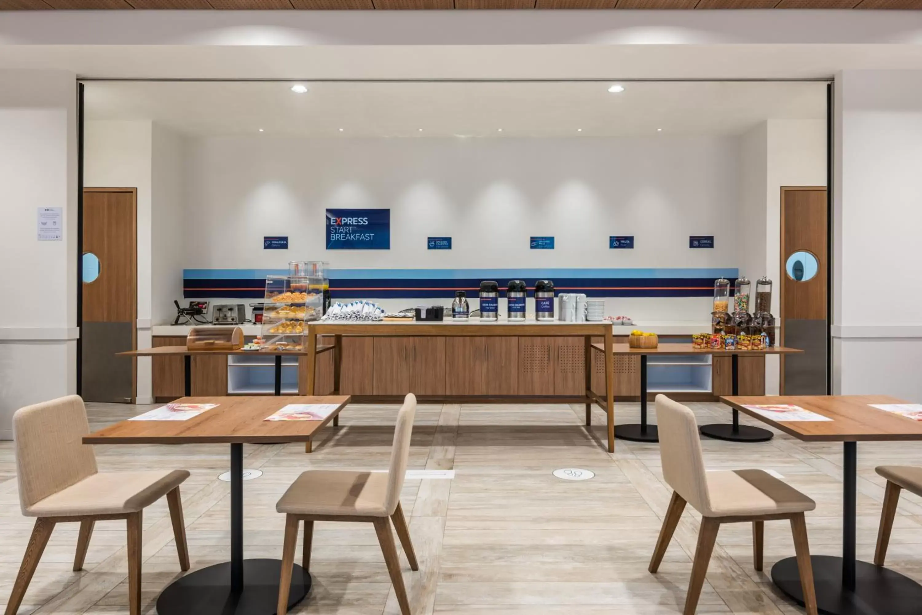 Restaurant/Places to Eat in Holiday Inn Express Cartagena Manga, an IHG Hotel