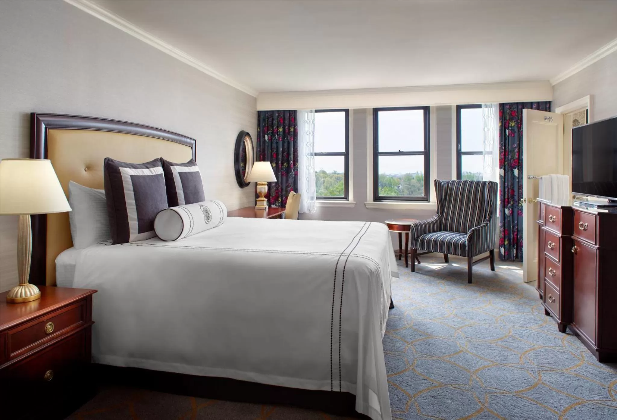 Photo of the whole room, Bed in Omni Shoreham Hotel