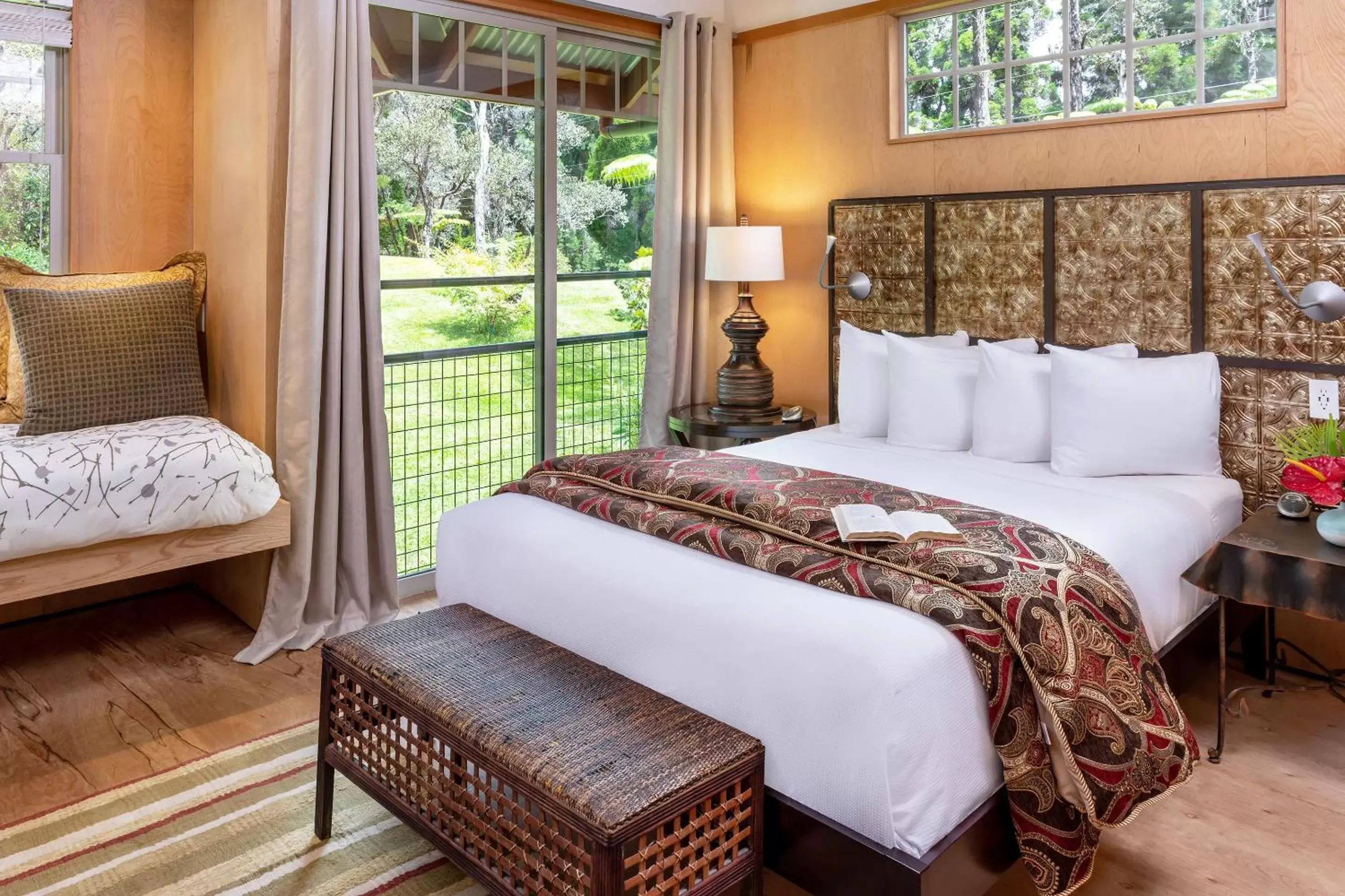 Bedroom, Bed in Volcano Village Estates
