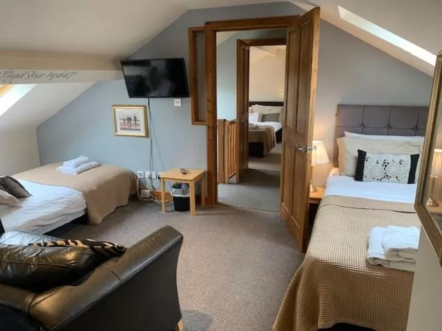 Communal lounge/ TV room, Bed in Noble Lands