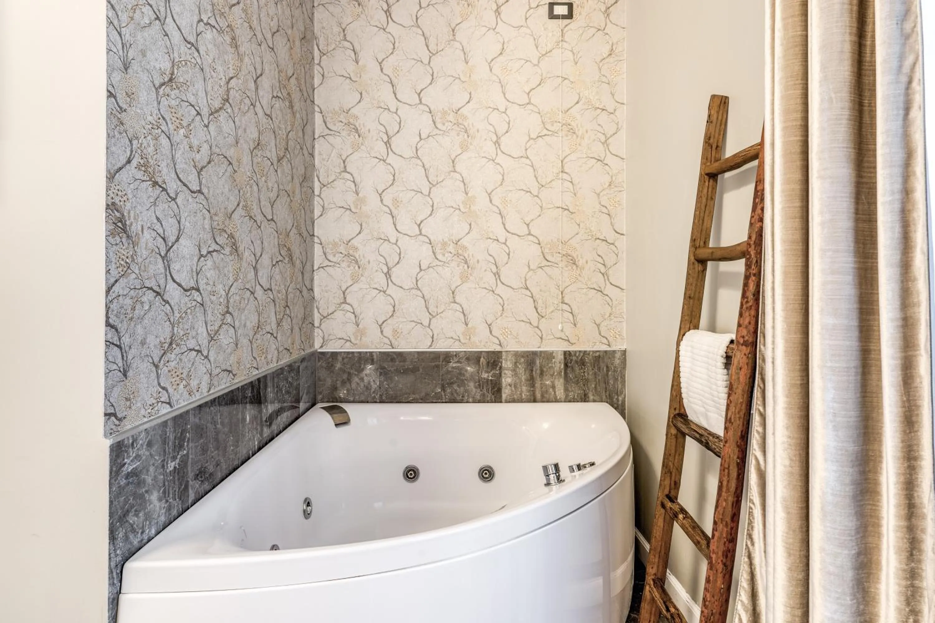 Hot Tub in Apollo Boutique Hotel