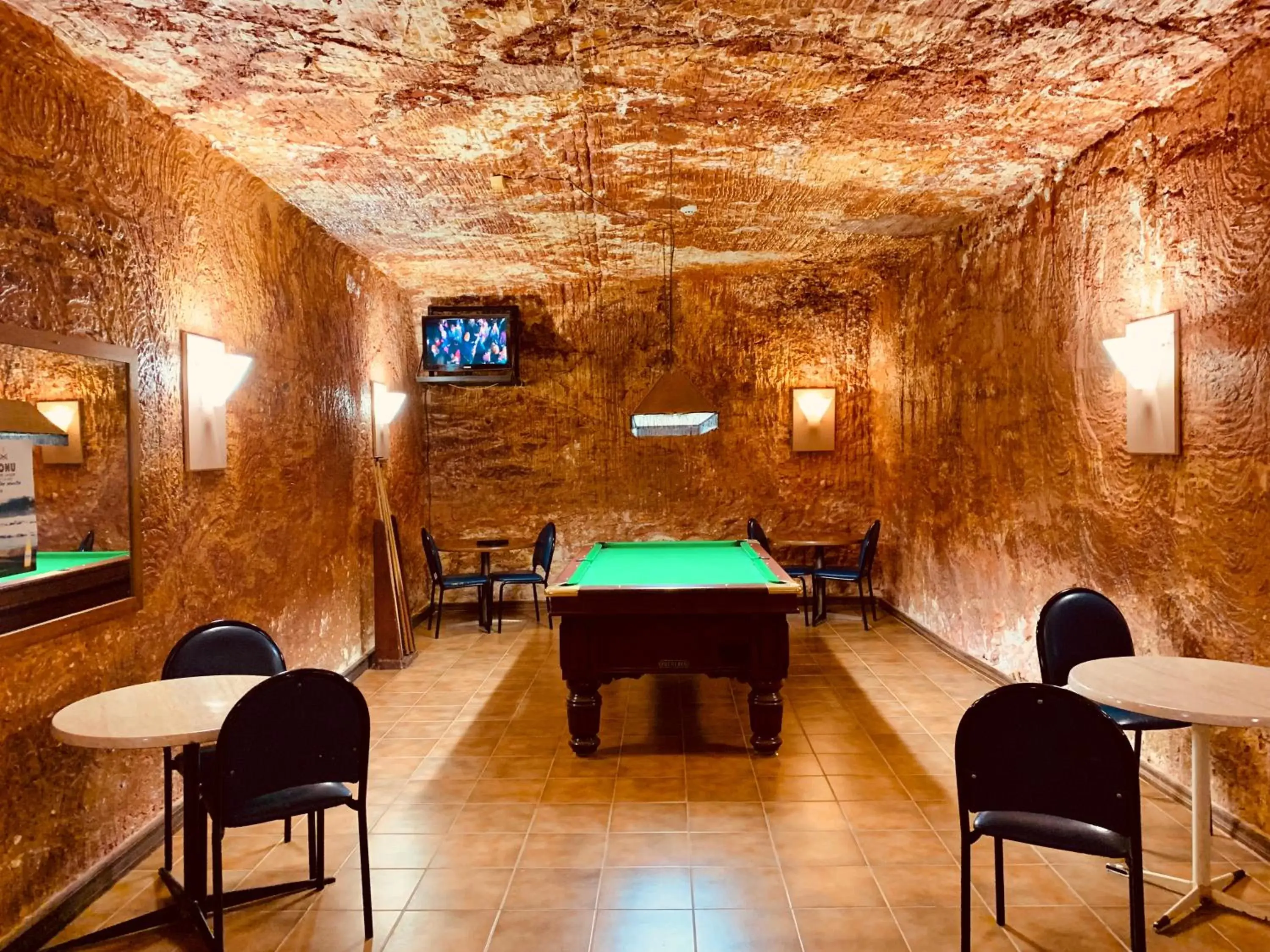 Nightclub / DJ, Billiards in Desert Cave Hotel