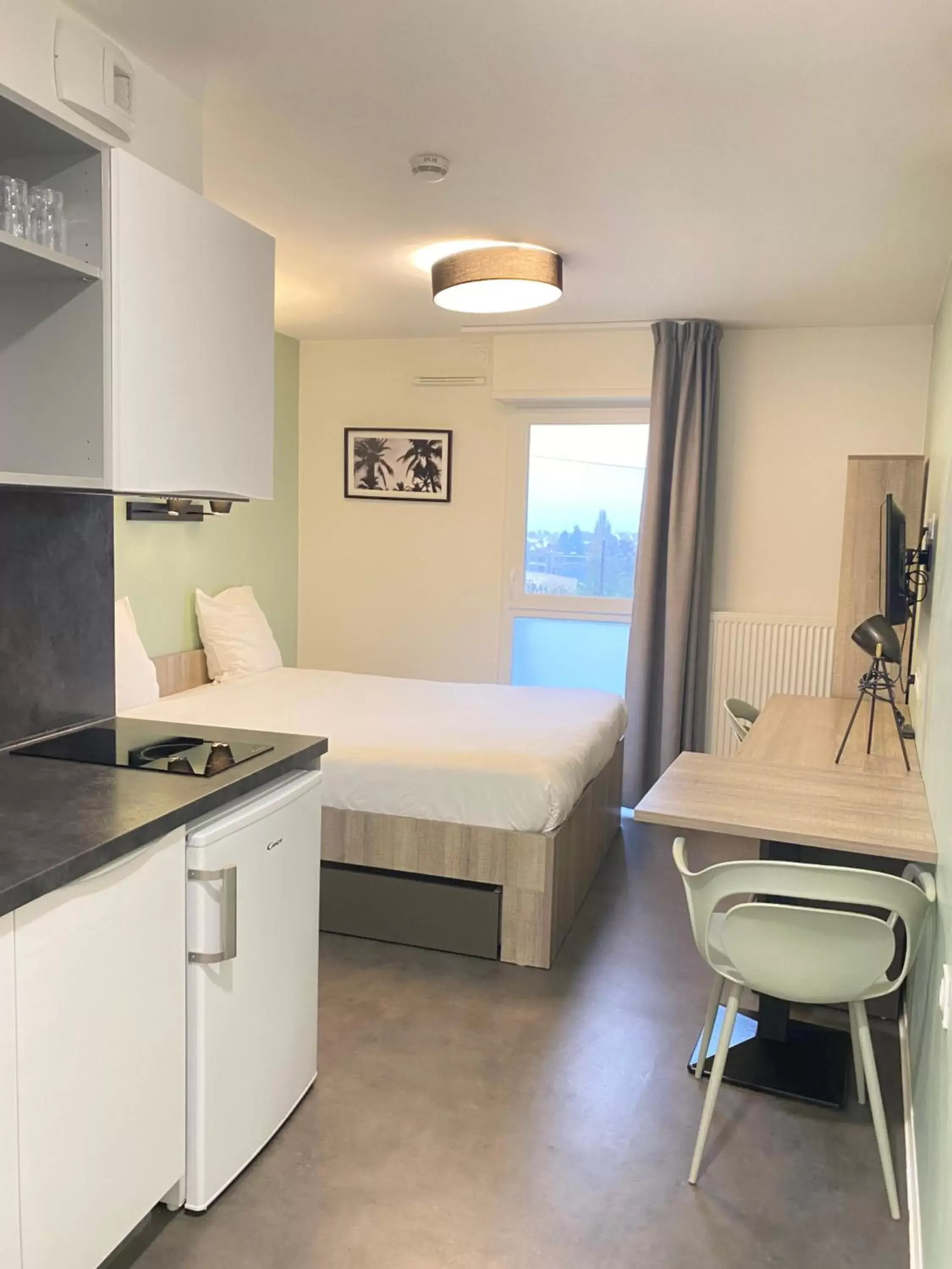 Kitchen or kitchenette, Kitchen/Kitchenette in All Suites Appart Hôtel Massy Palaiseau