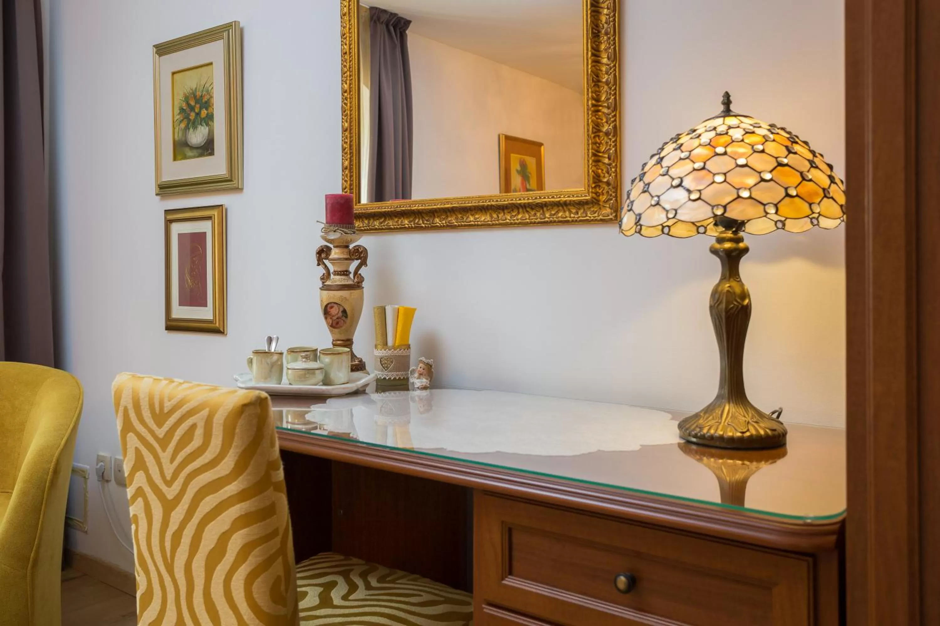 Decorative detail in Romantic Luxury Rooms