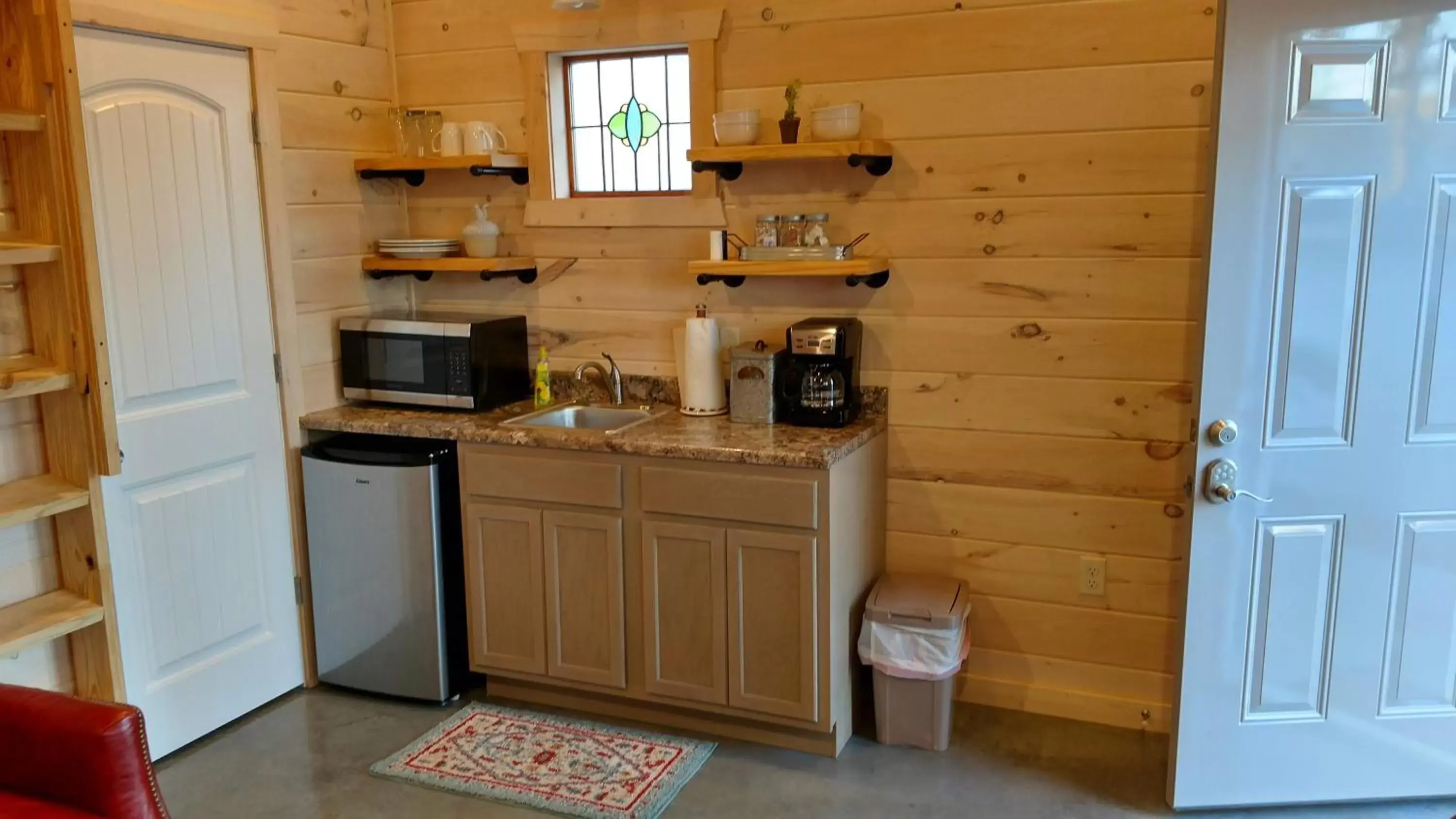 Coffee/tea facilities, Kitchen/Kitchenette in Knotty Squirrel Cabins