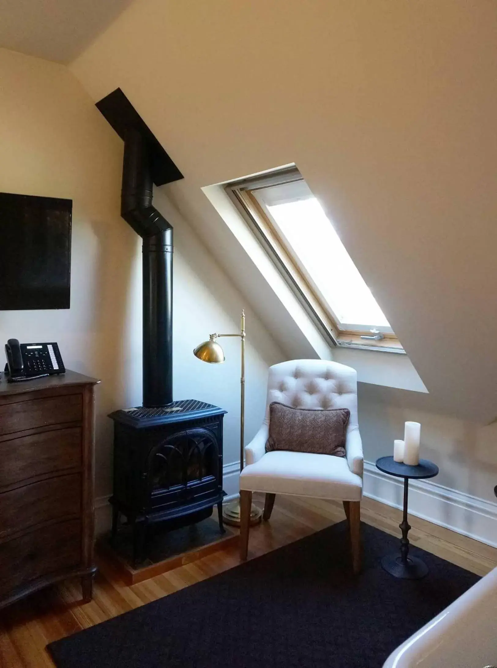 Seating area, TV/Entertainment Center in Edwards House