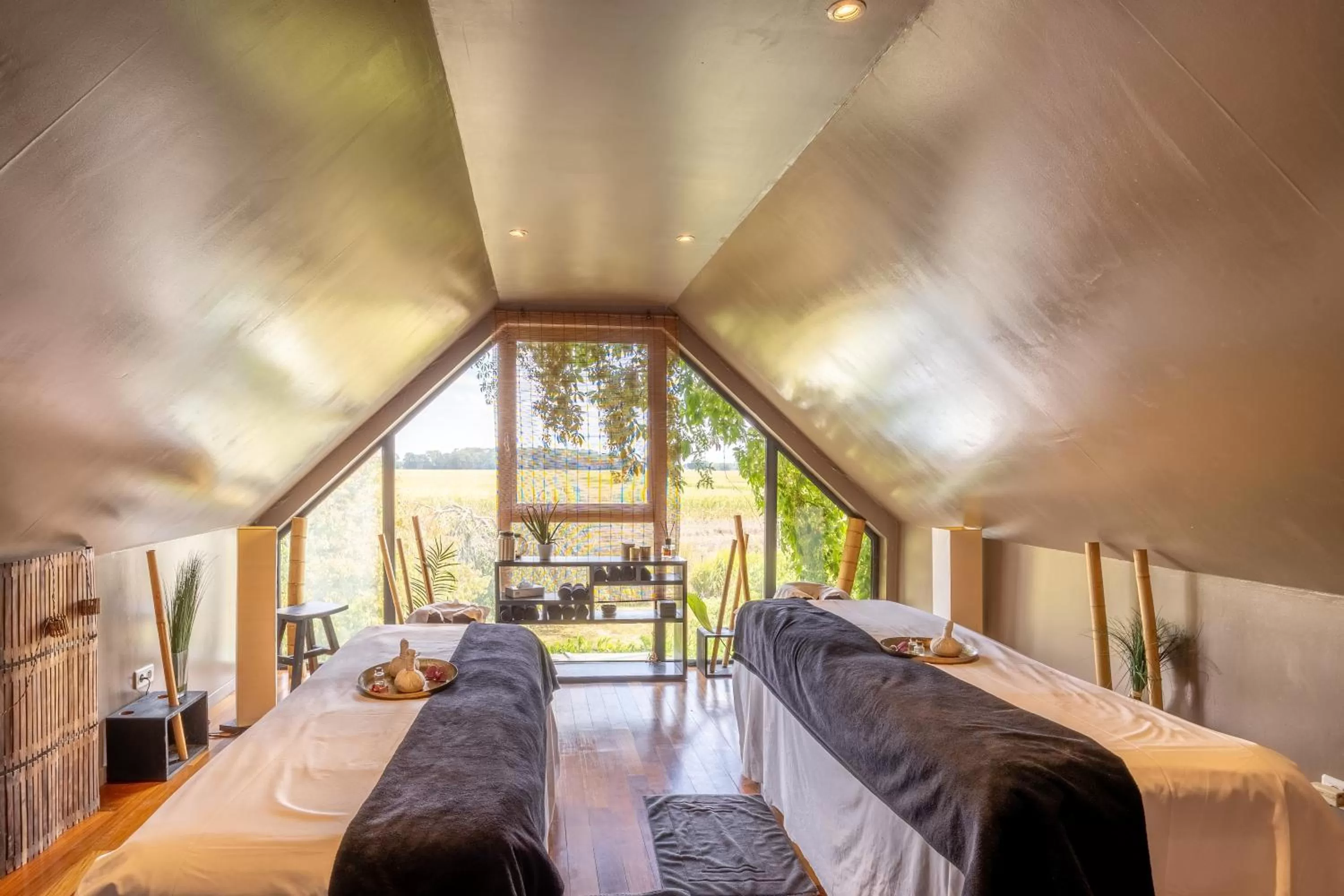 Massage, Bed in Domaine de Bellevue, The Originals Relais