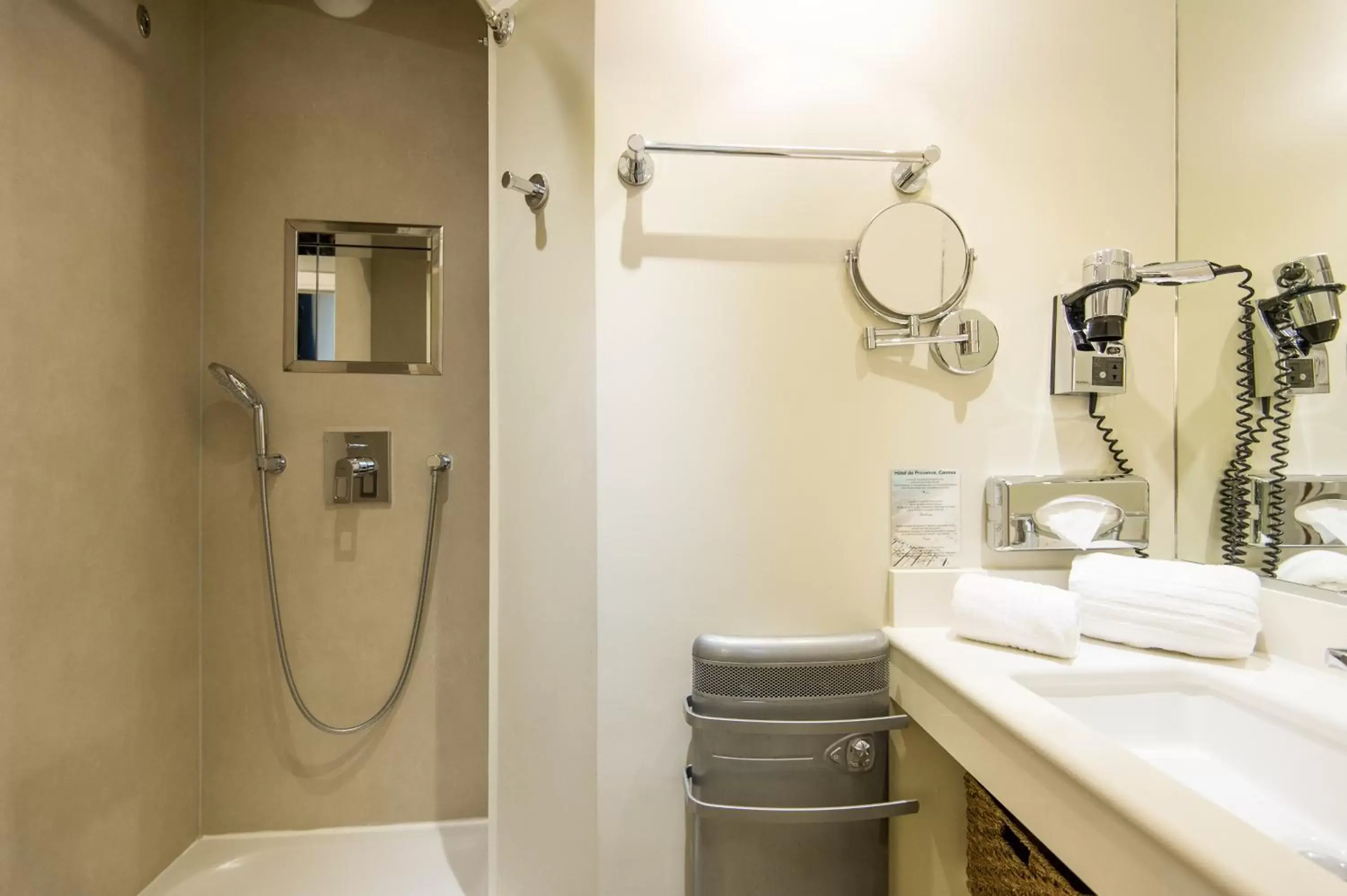 Bathroom in Hôtel de Provence