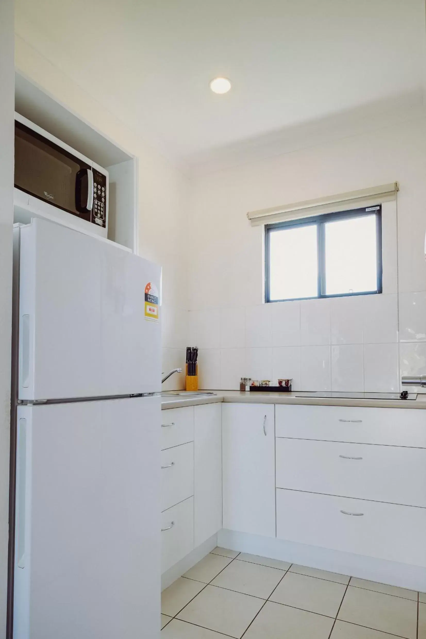 Kitchen or kitchenette, Kitchen/Kitchenette in Artesian Spa Motel