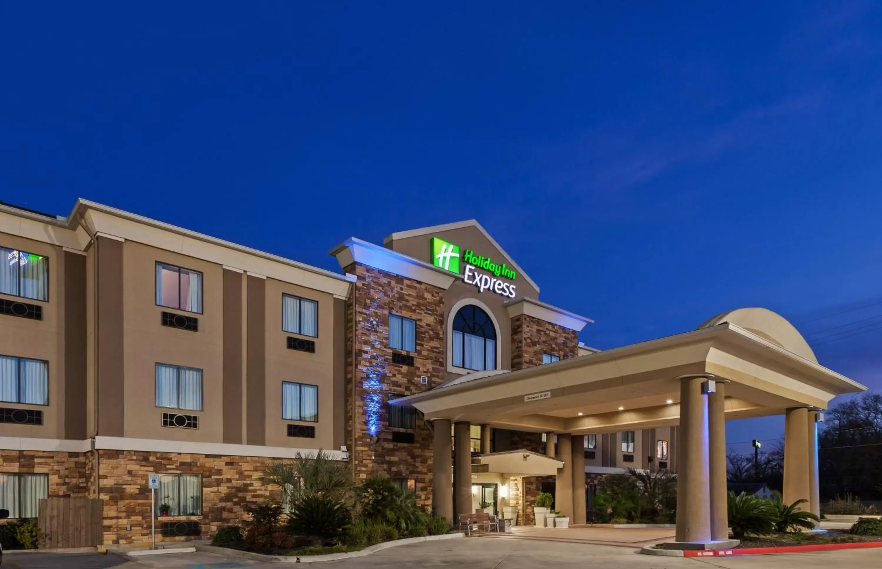 Property Building in Holiday Inn Express & Suites Cleveland, an IHG Hotel