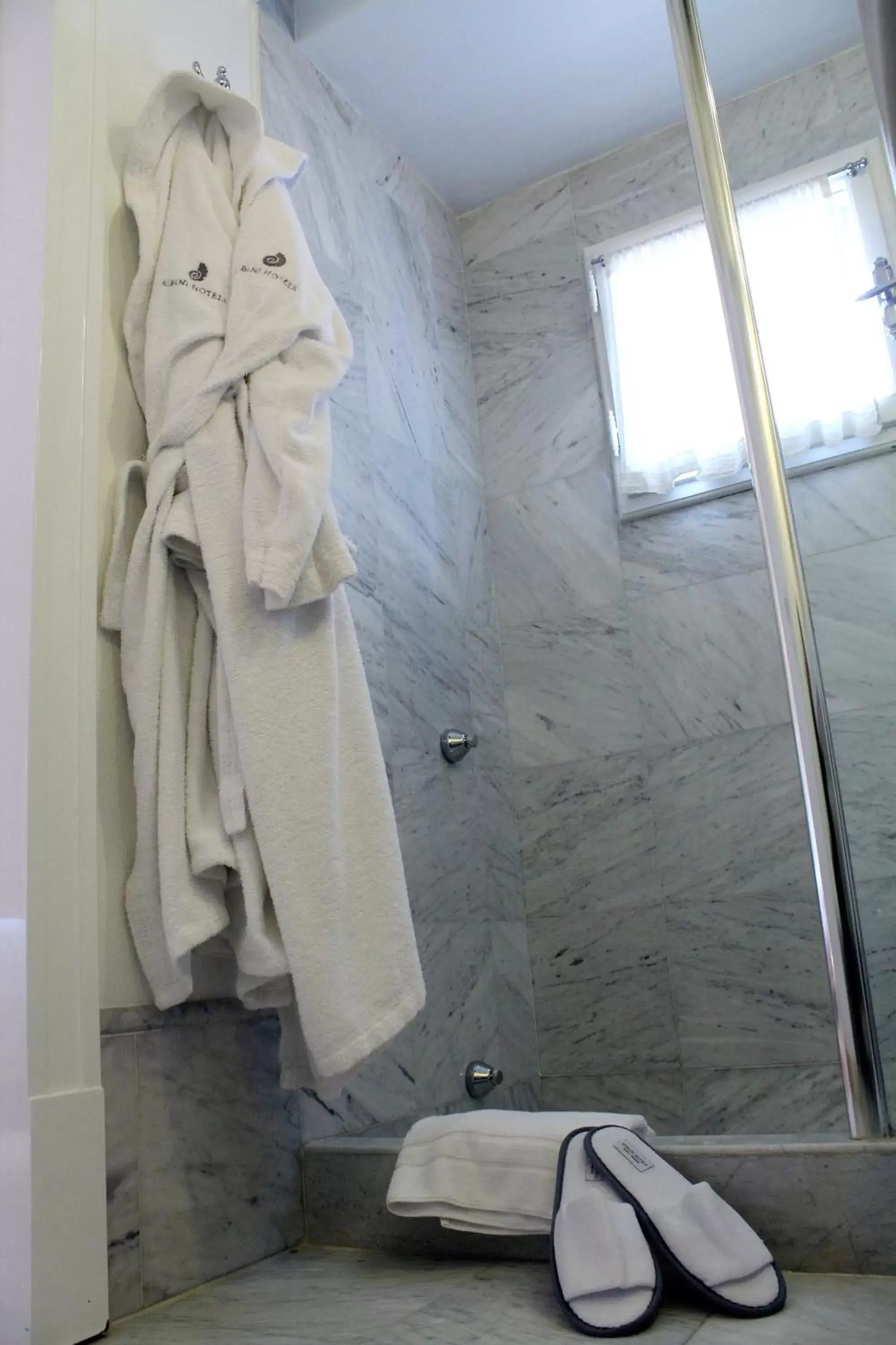 Shower, Bathroom in Hotel Albani Firenze