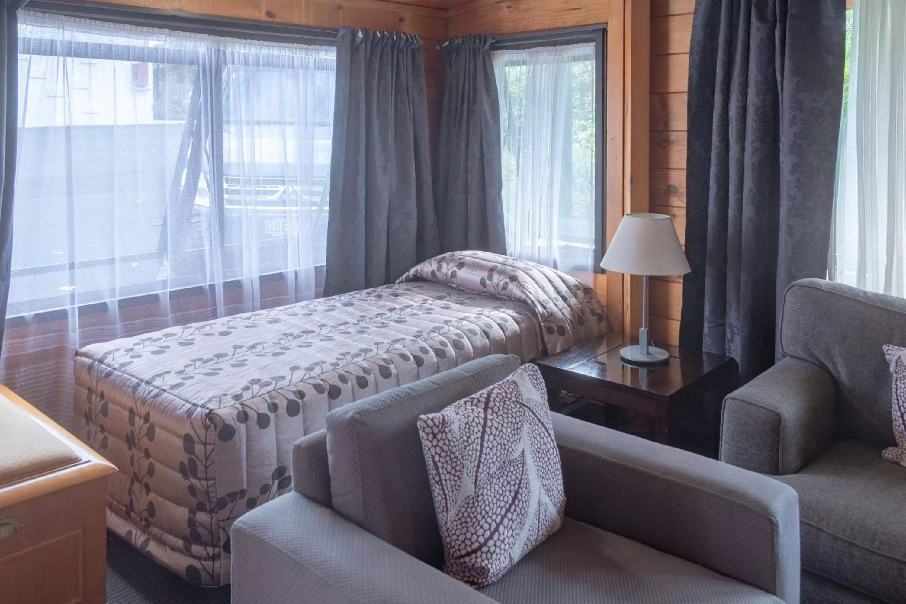 Seating area, Bed in New Haven Motel