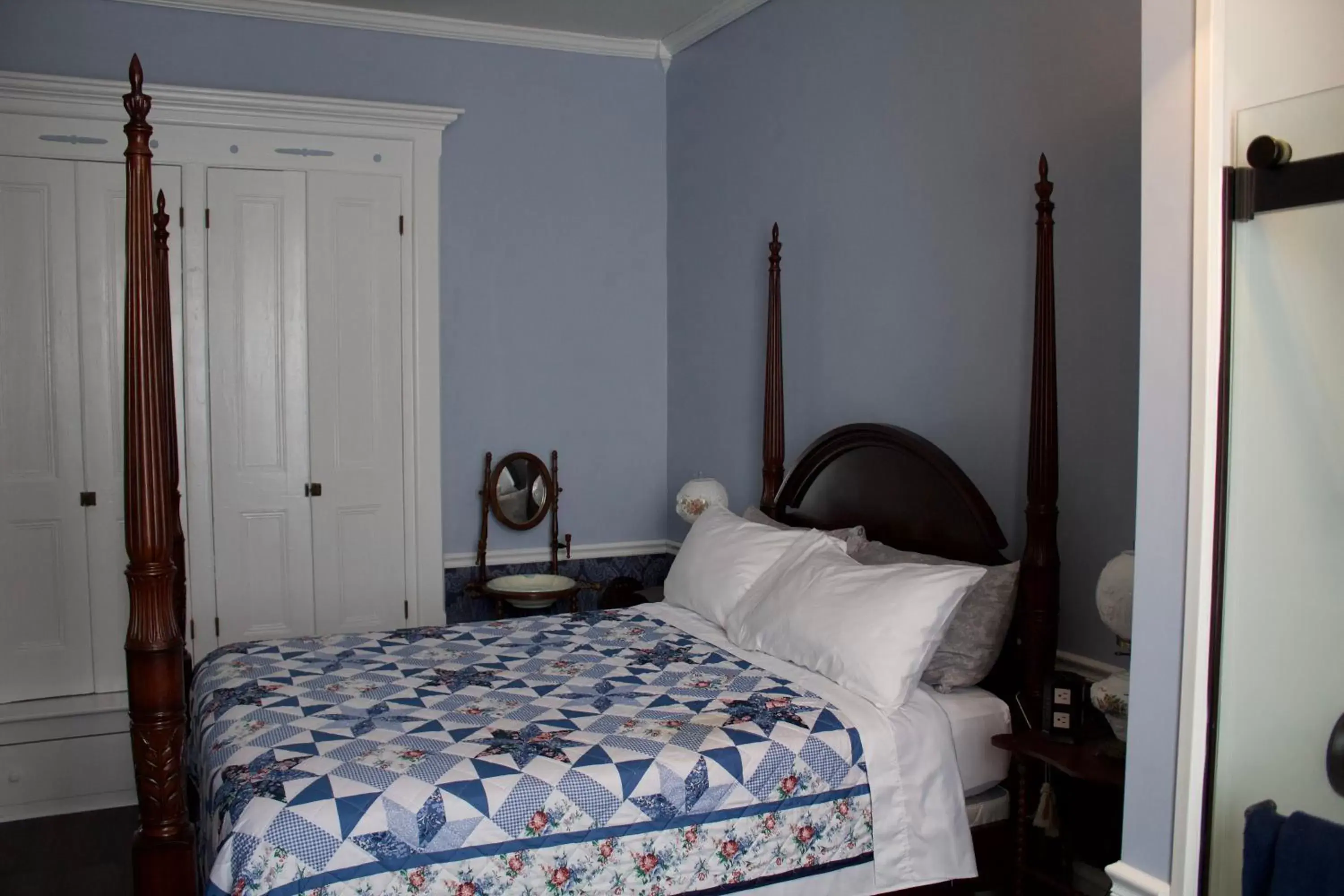 Photo of the whole room, Bed in The Gridley Inn B&B