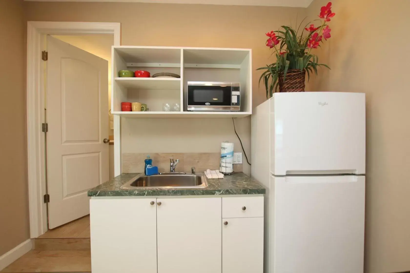 Kitchen/Kitchenette in Sunset Cove Beach Resort