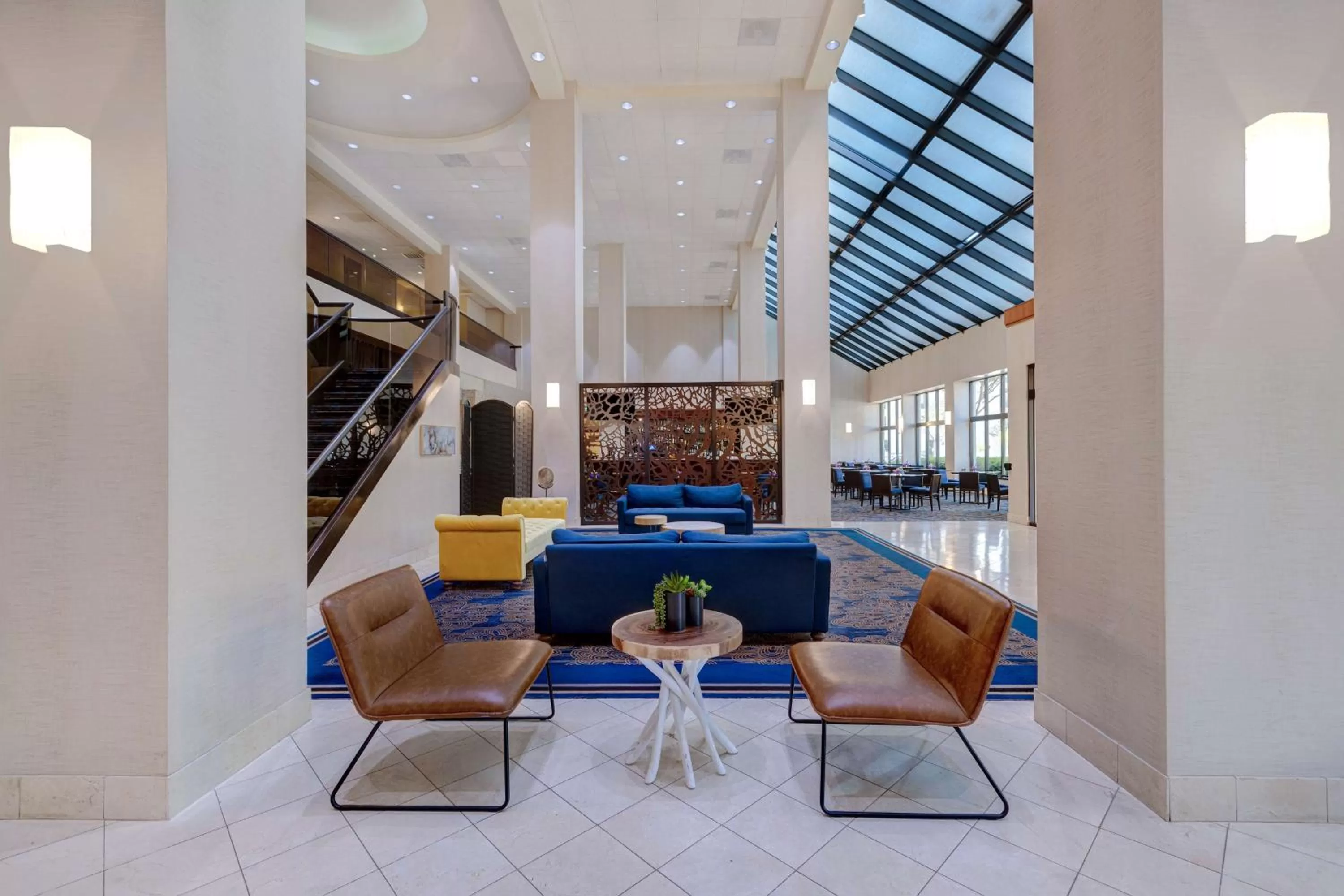 Lobby or reception in Embassy Suites by Hilton Santa Clara Silicon Valley