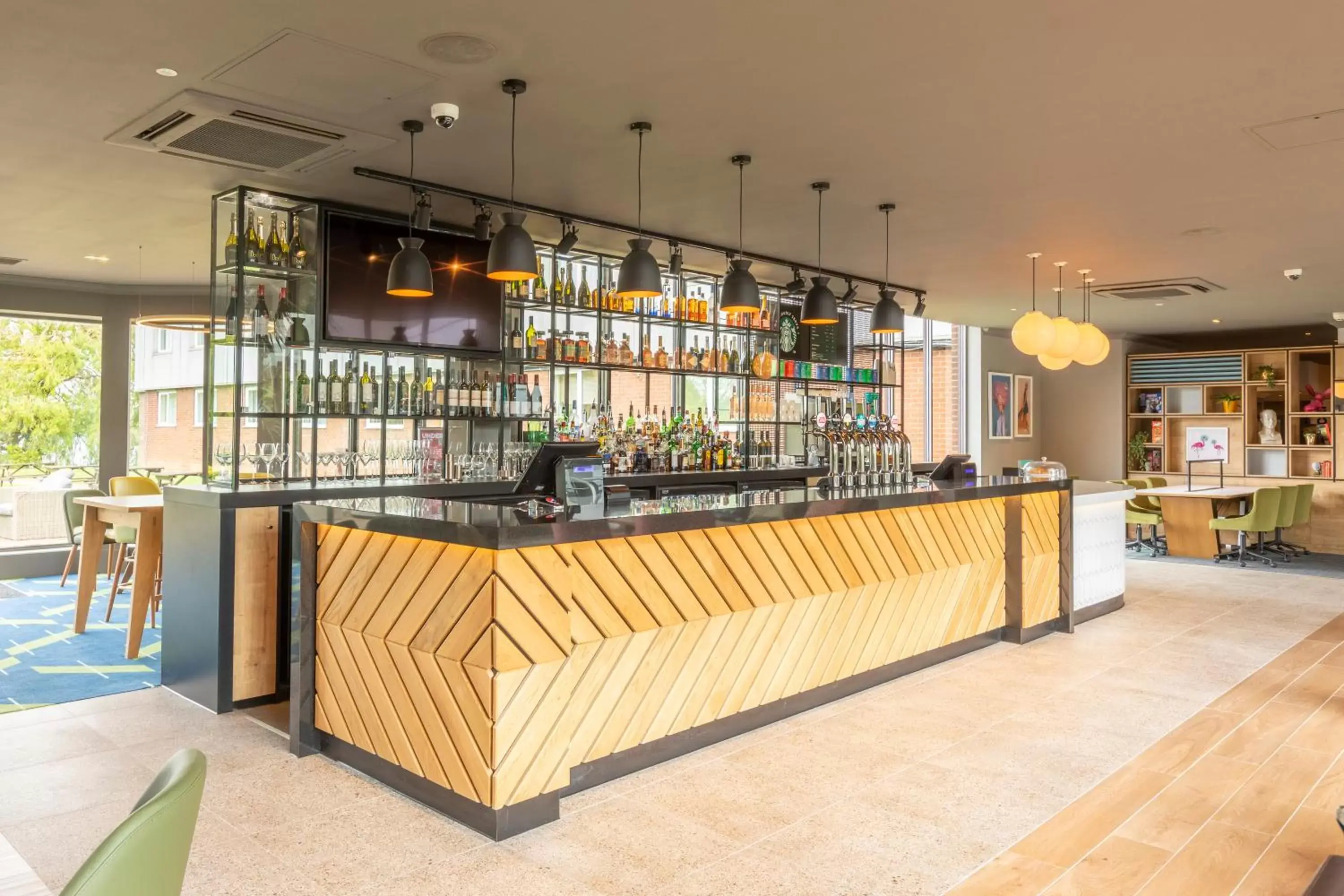 Lounge or bar in Holiday Inn Basildon by IHG Lounge or bar in Holiday Inn Basildon by IHG