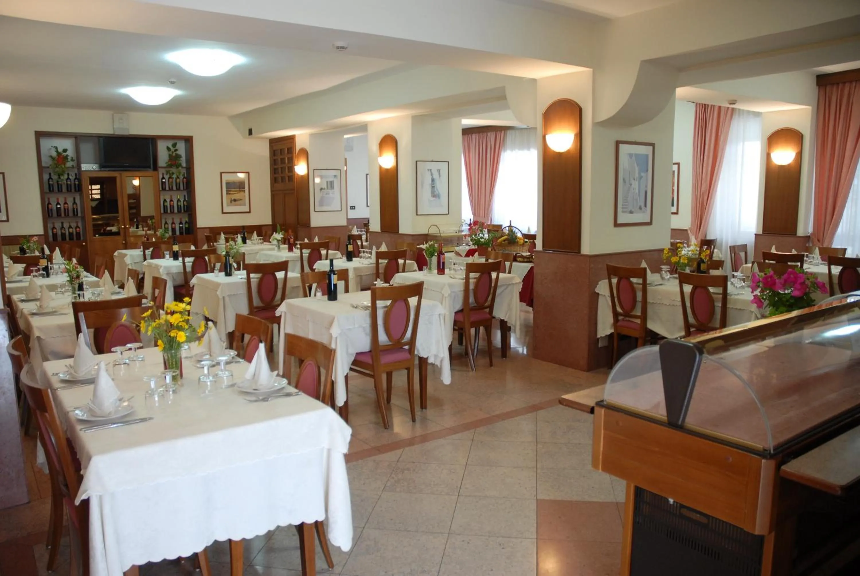 Restaurant/places to eat in Il Nocchiero City Hotel