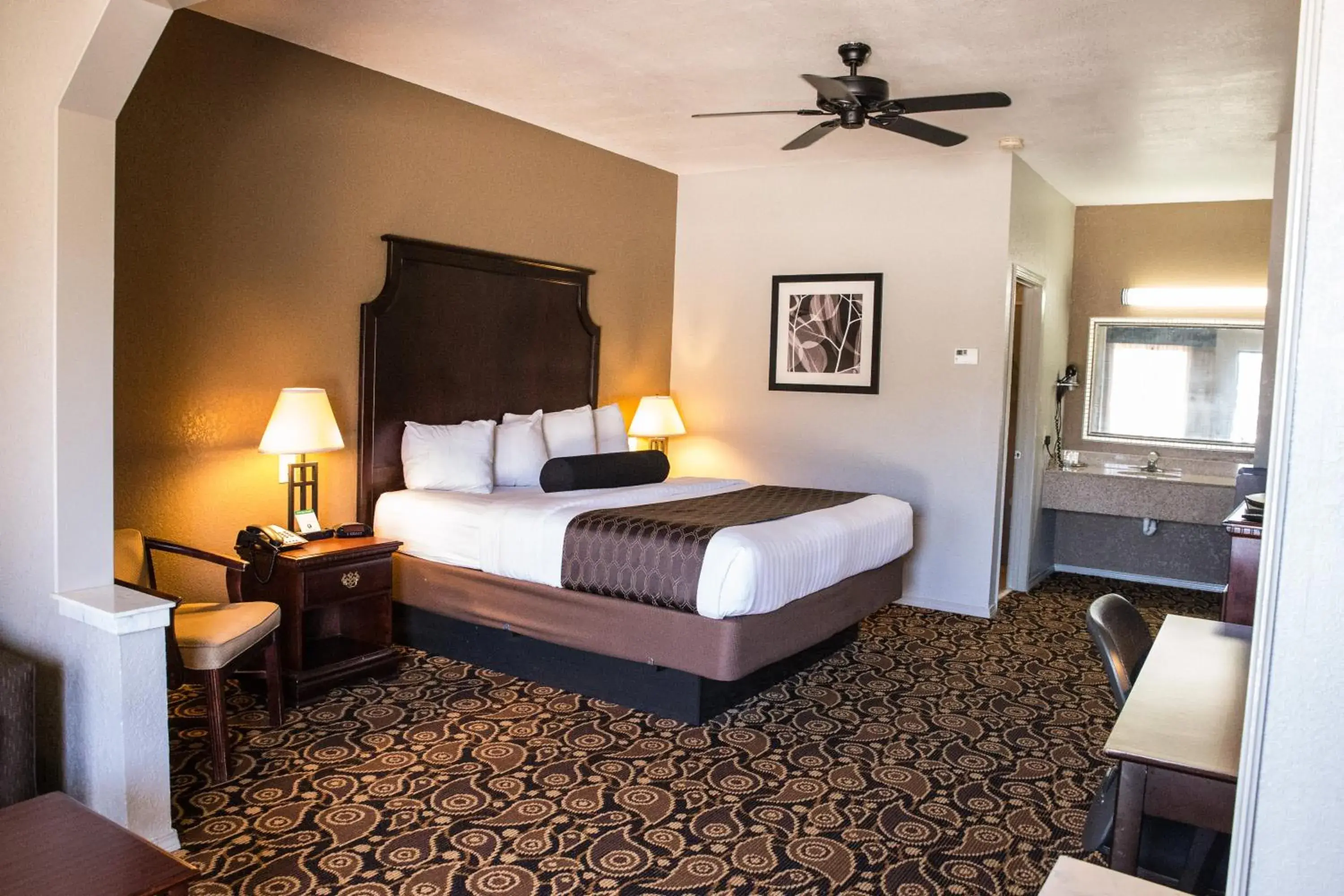 Photo of the whole room, Bed in Mockingbird Inn & Suites