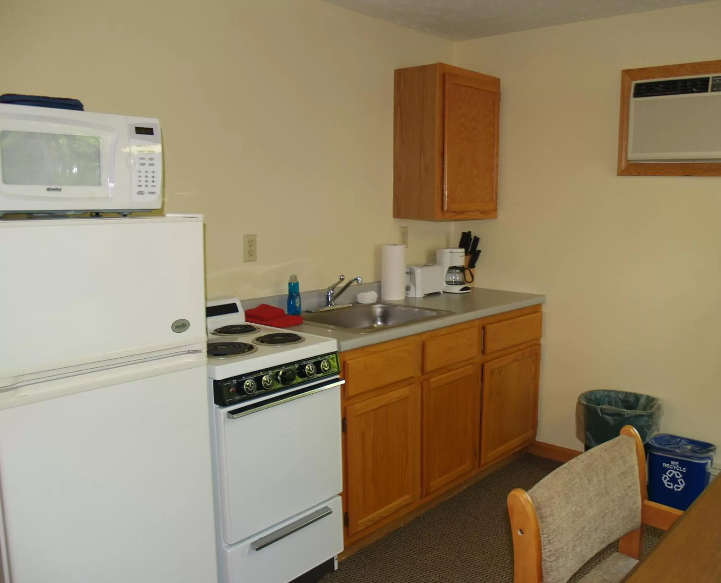 Living room, Kitchen/Kitchenette in Wilson Lake Inn