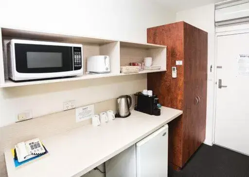 Coffee/tea facilities, Kitchen/Kitchenette in Shoreline Hotel