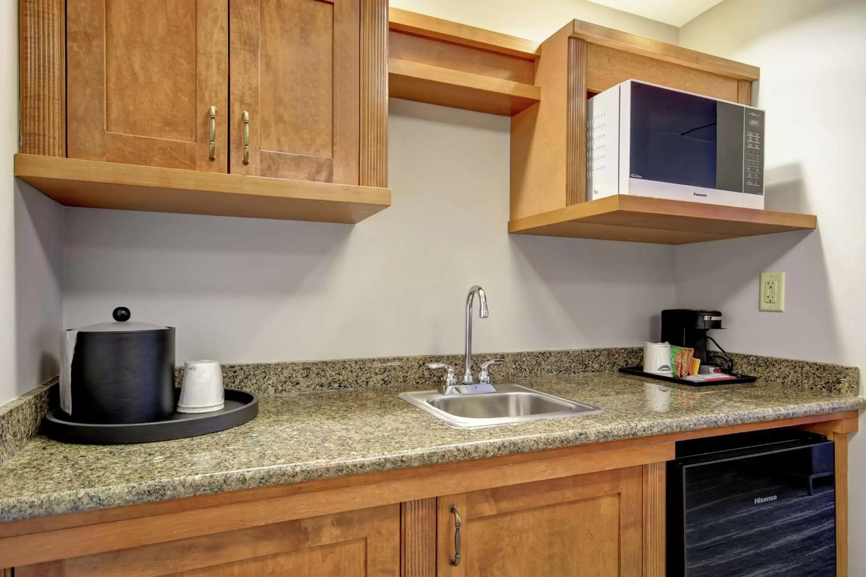 Photo of the whole room, Kitchen/Kitchenette in Hampton Inn By Hilton & Suites Guelph, Ontario, Canada