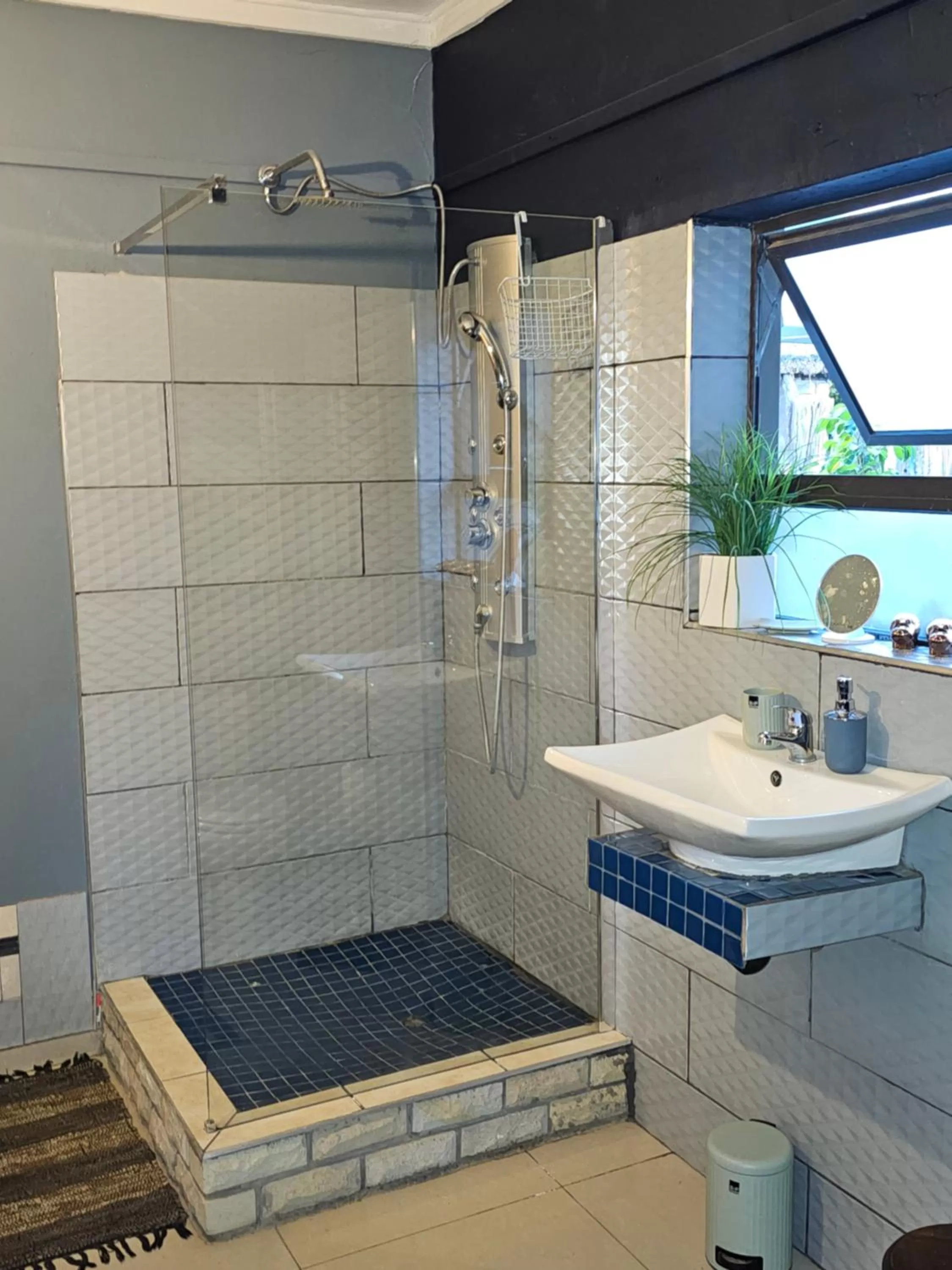 Shower, Bathroom in 51on Church