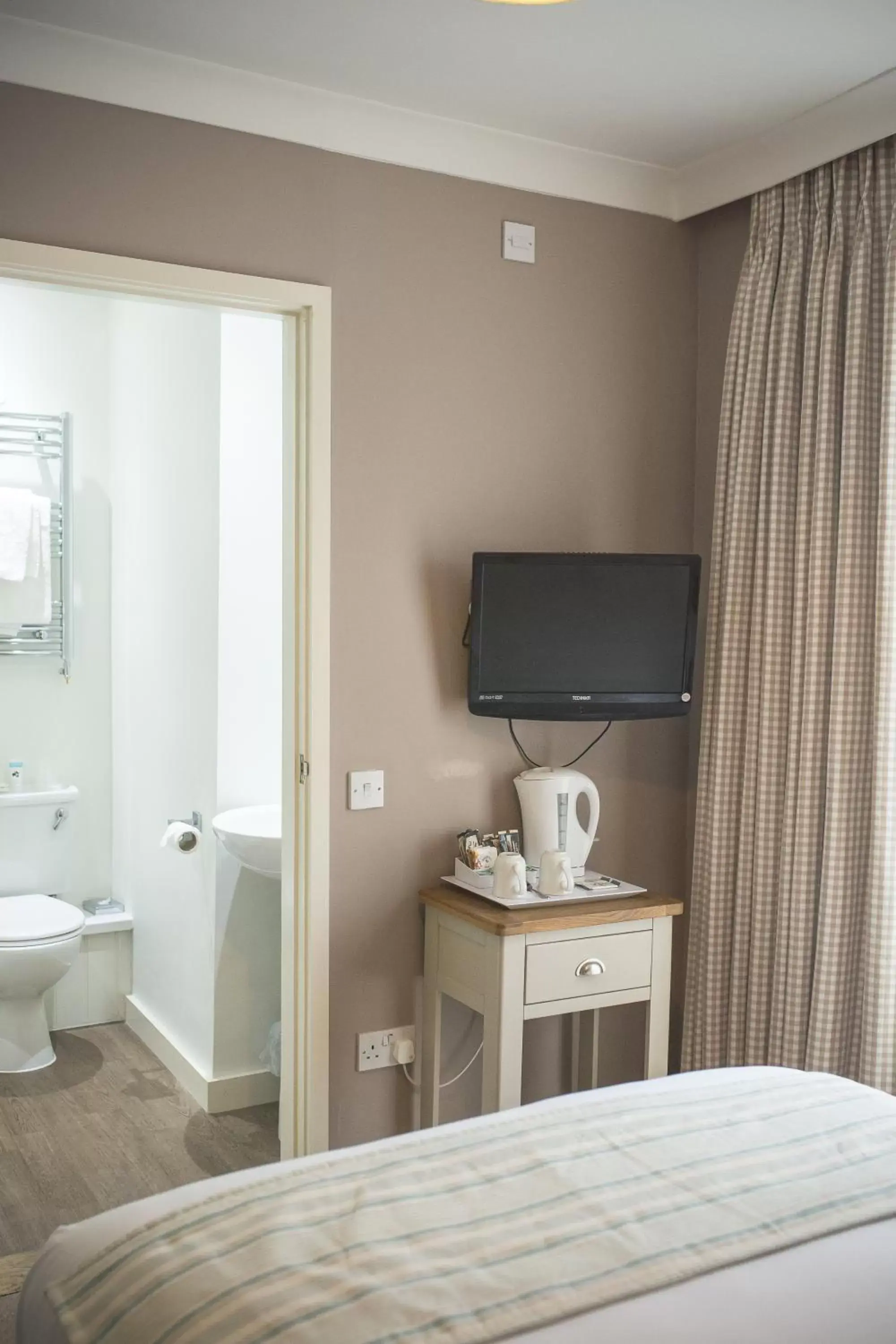 Bathroom, TV/Entertainment Center in George Hotel, Best Western Signature Collection