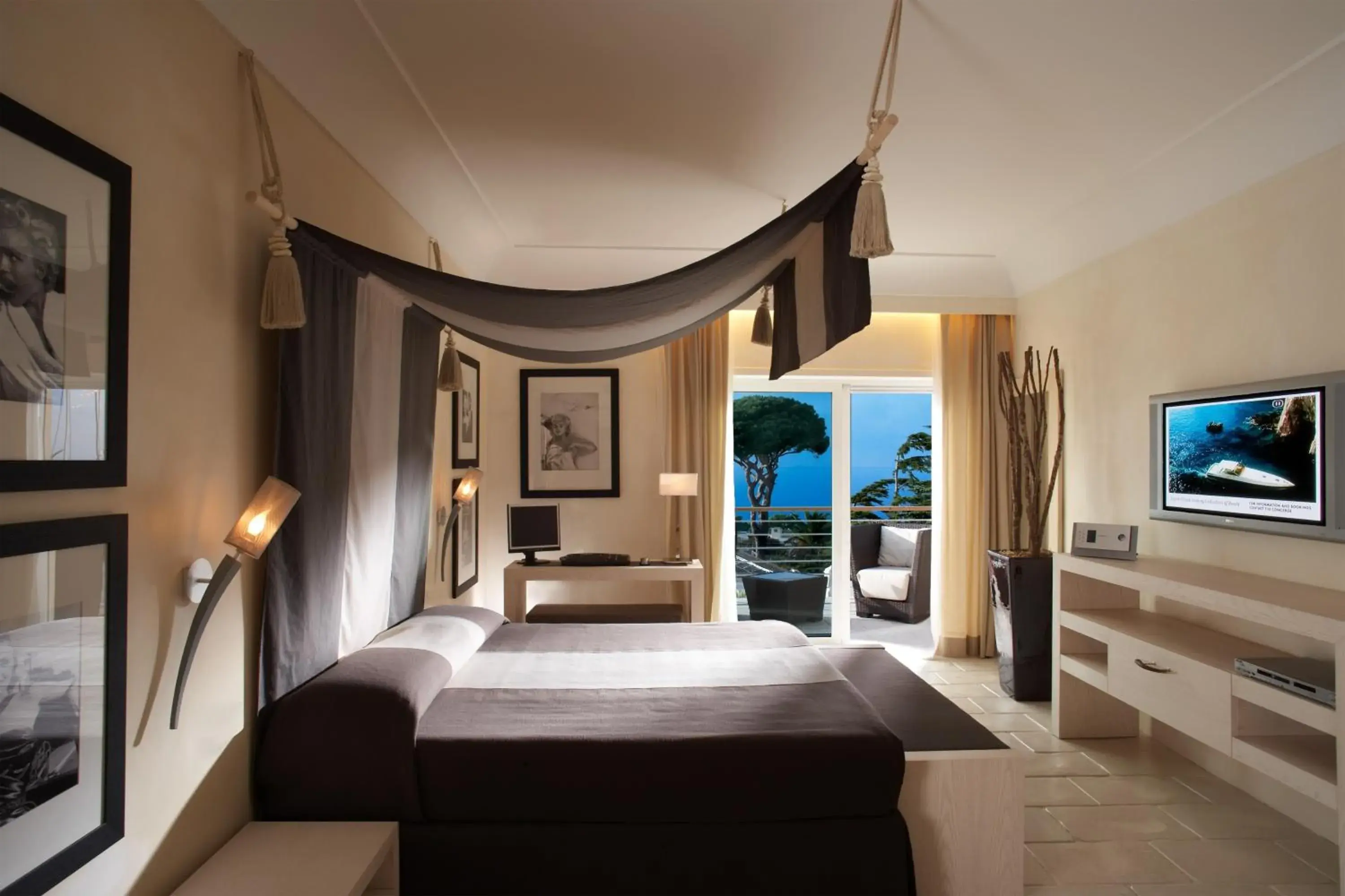 Bed in Capri Palace Jumeirah