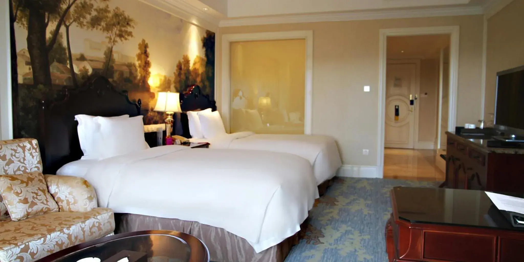 Photo of the whole room, Bed in Crowne Plaza Ocean Spring Resort, an IHG Hotel