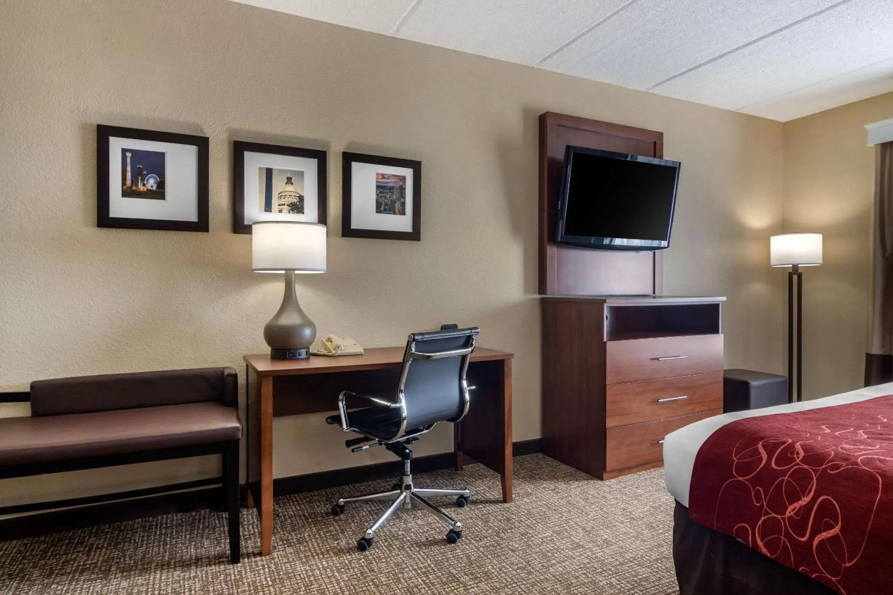 Photo of the whole room, TV/Entertainment Center in Comfort Suites Woodstock