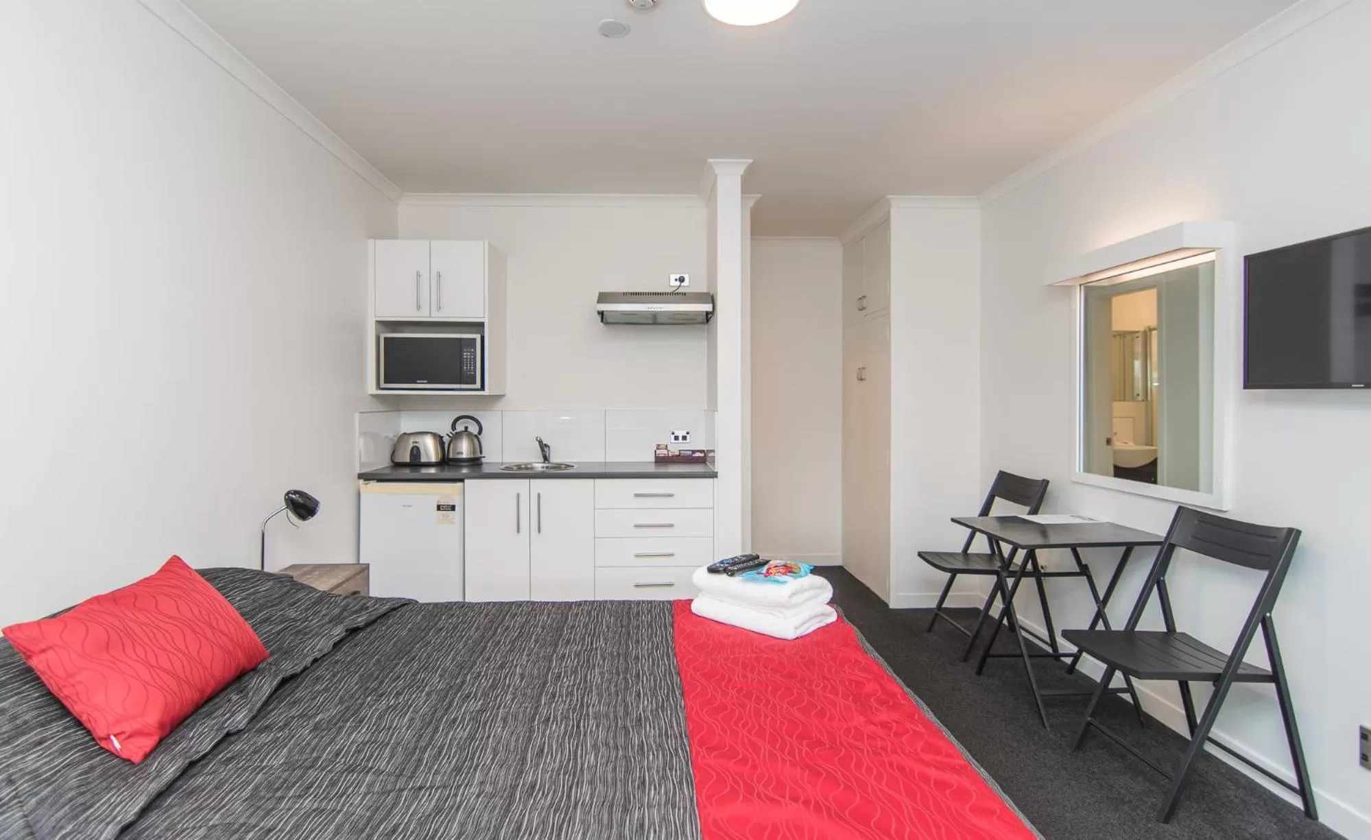 Bed, Kitchen/Kitchenette in The Hibernian Studio Apartments - 4 Latter Street