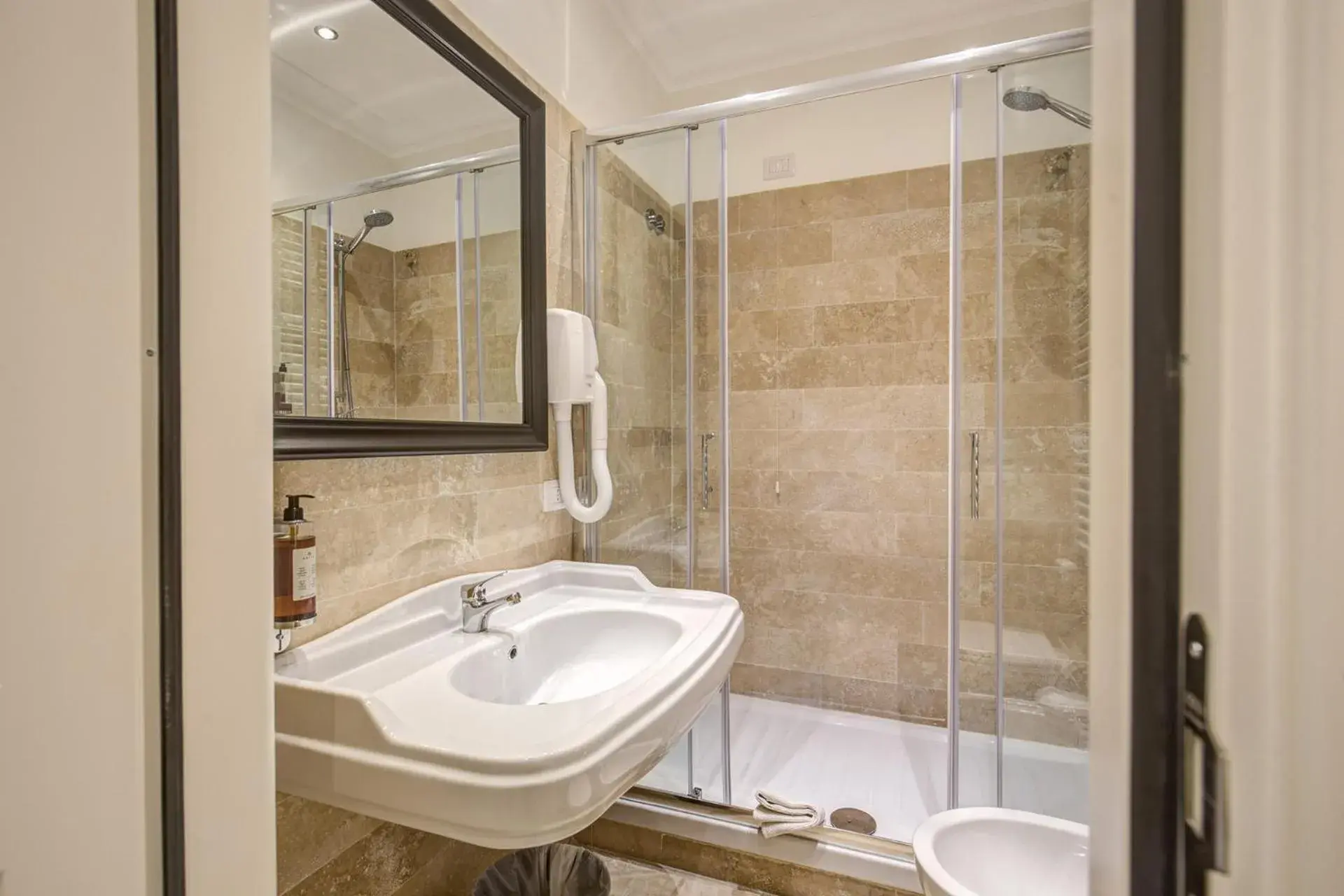 Shower, Bathroom in Hotel dei Quiriti Suite