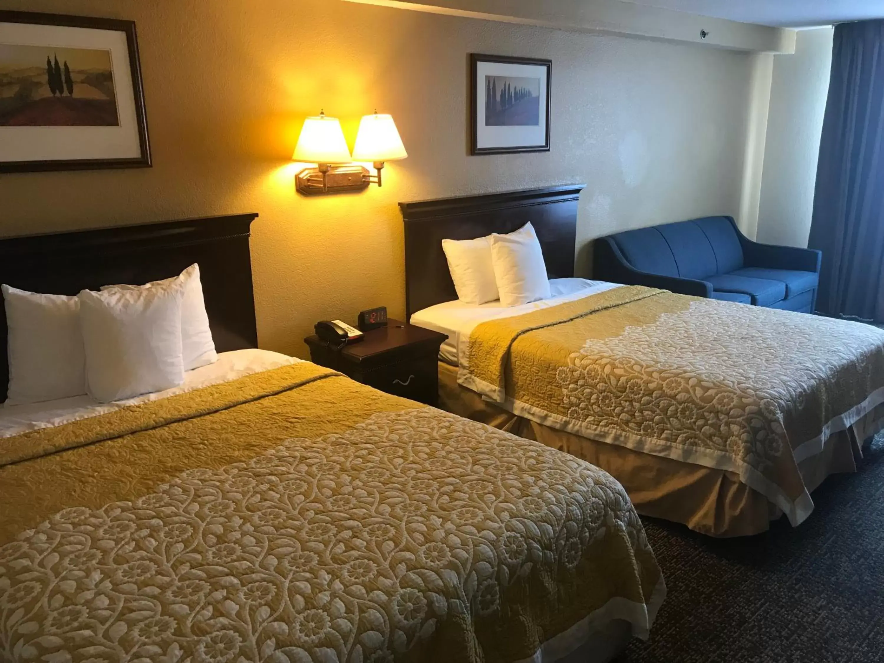 Photo of the whole room, Bed in Days Inn & Suites by Wyndham Tucker/Northlake