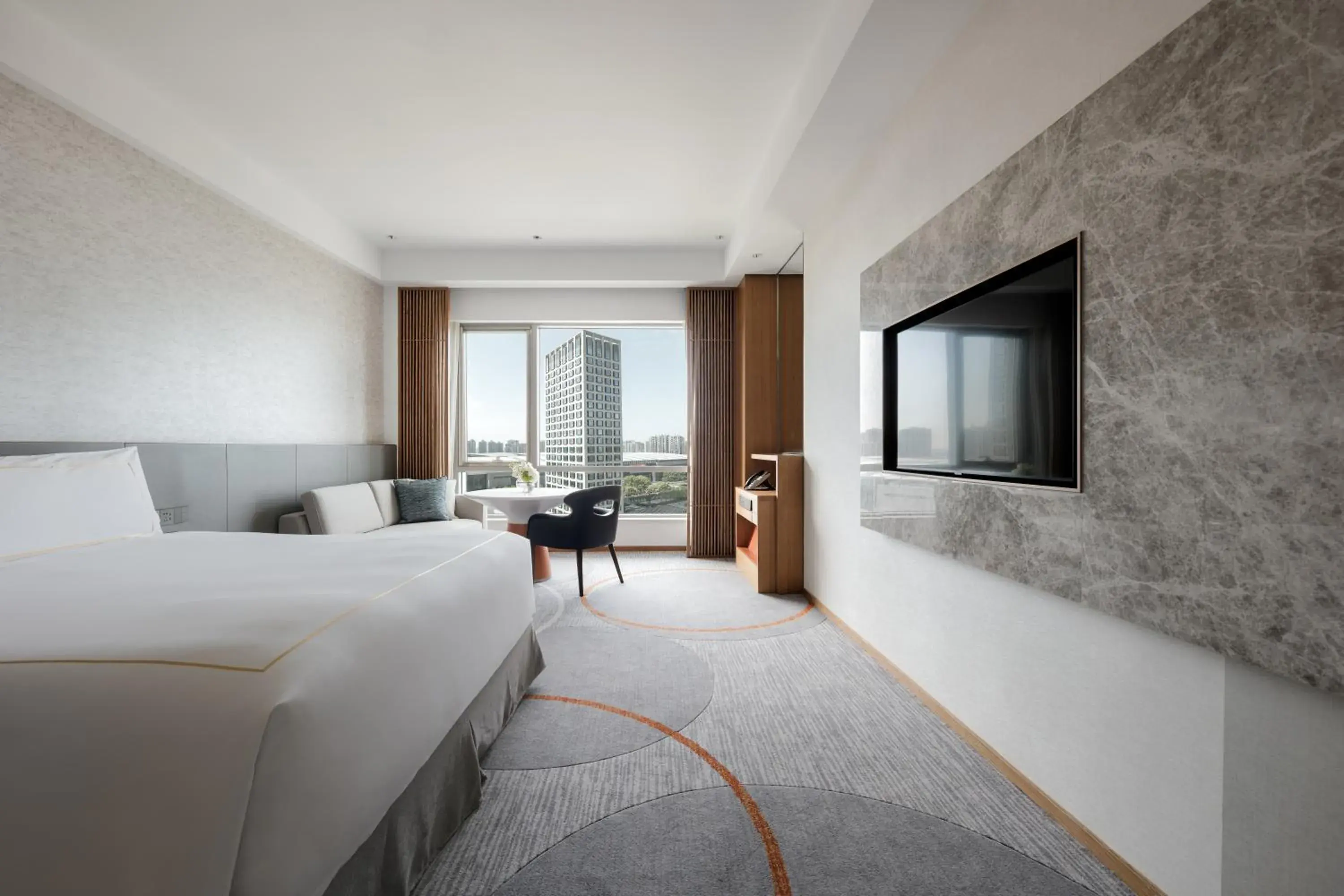 Bedroom, TV/Entertainment Center in InterContinental Suzhou Hotel, an IHG Hotel