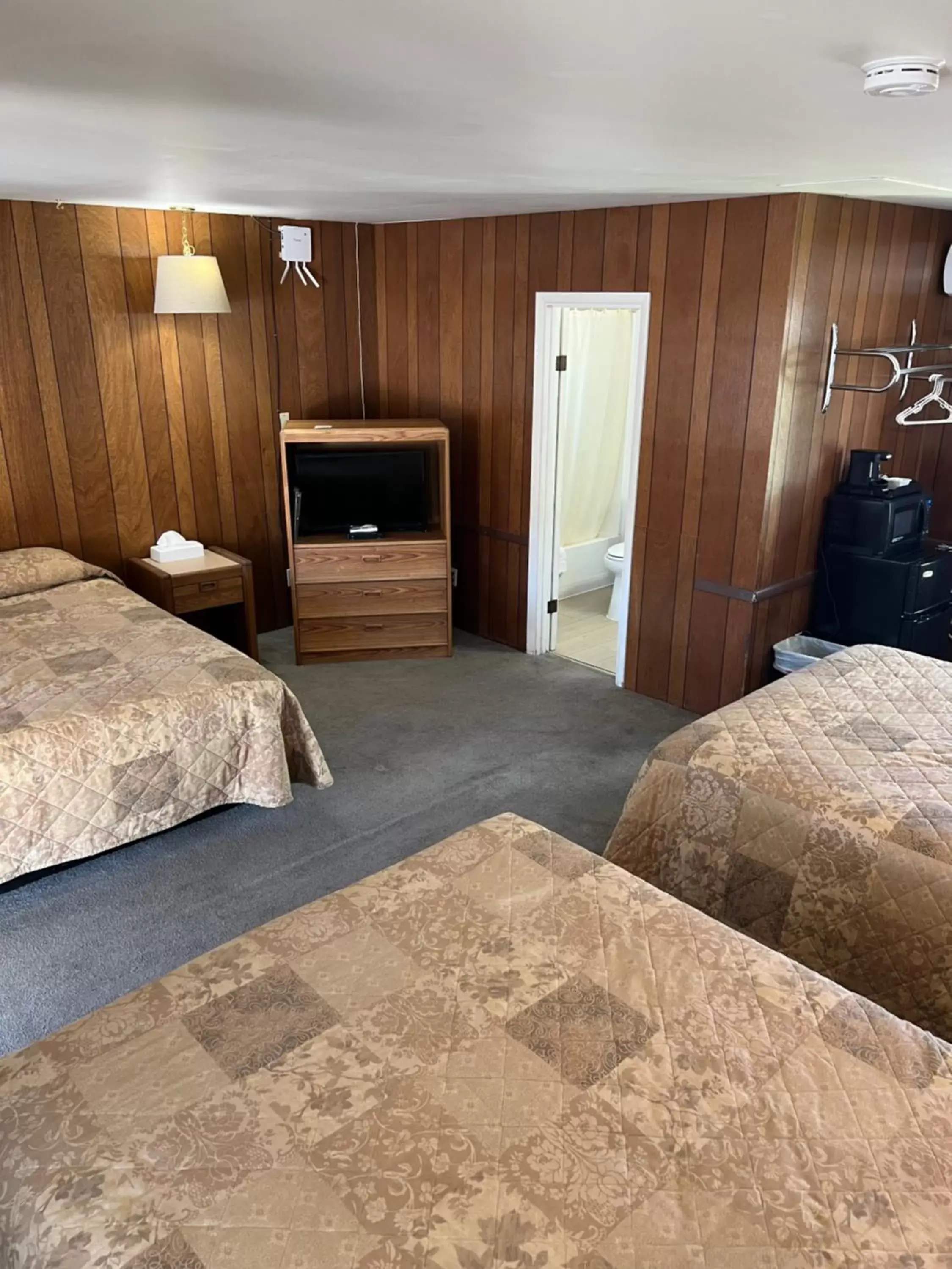 Bed in El Portal Motel