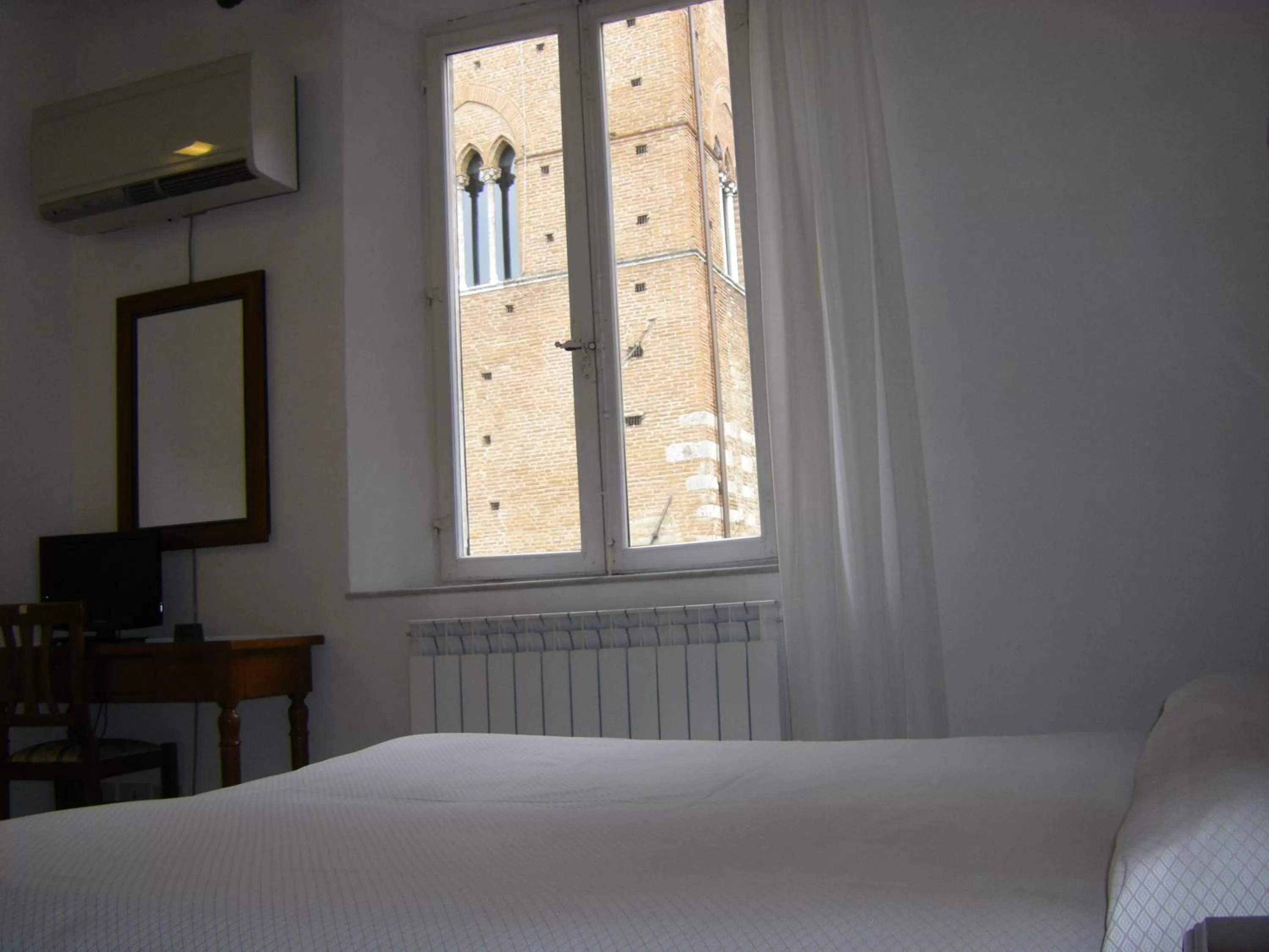 View (from property/room), Bed in Albergo Cannon d'Oro
