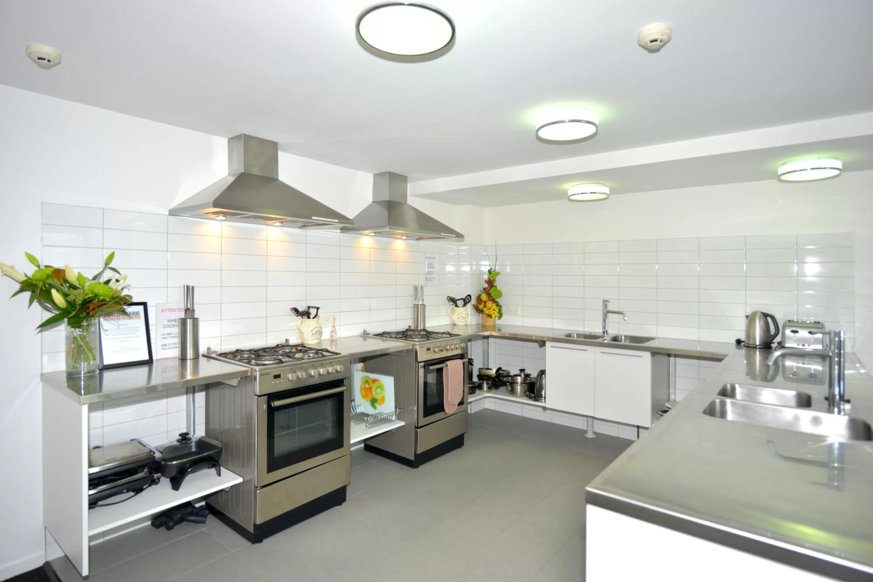 Communal kitchen in Southwark Hotel & Apartments