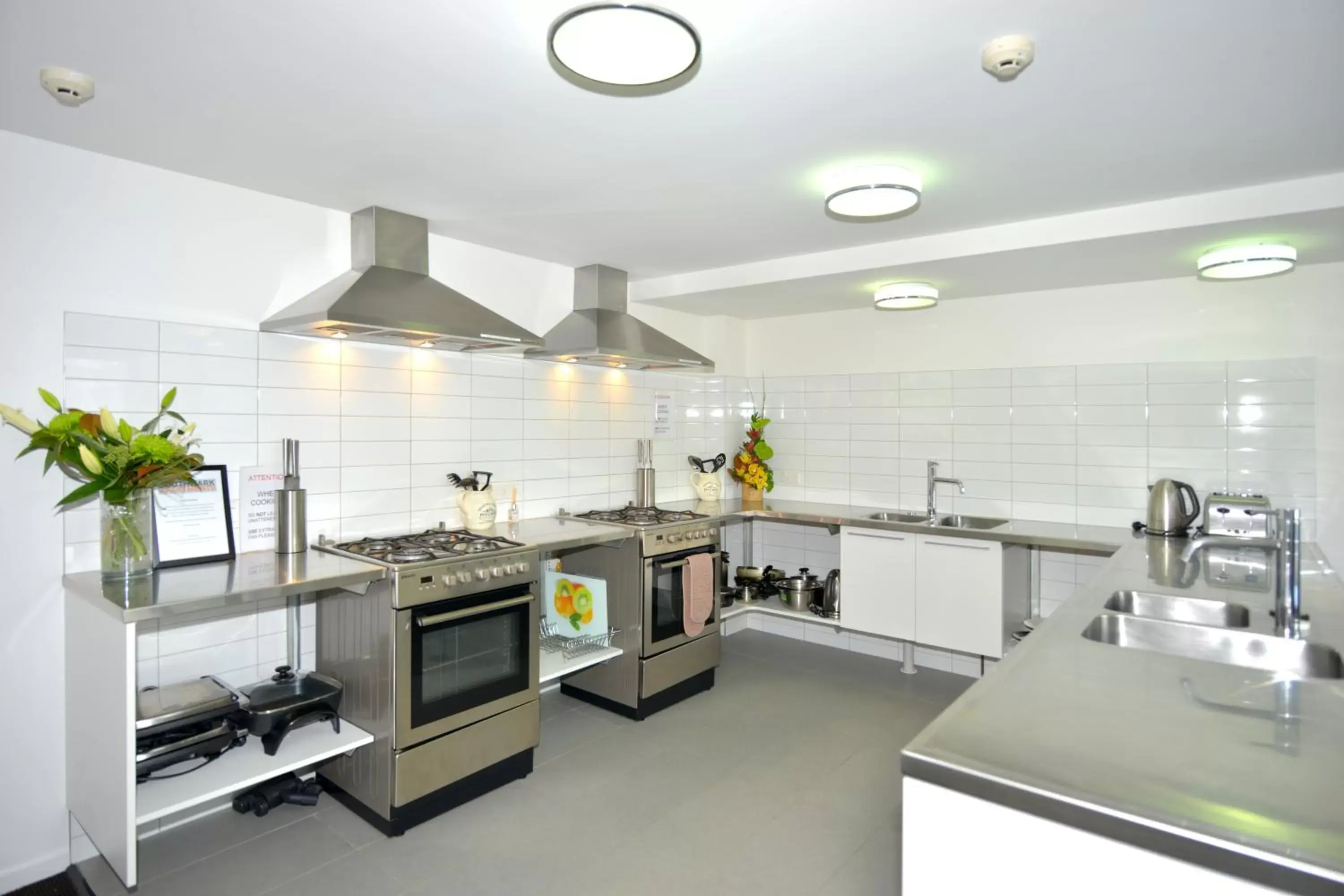 Communal kitchen, Kitchen/Kitchenette in Southwark Hotel & Apartments