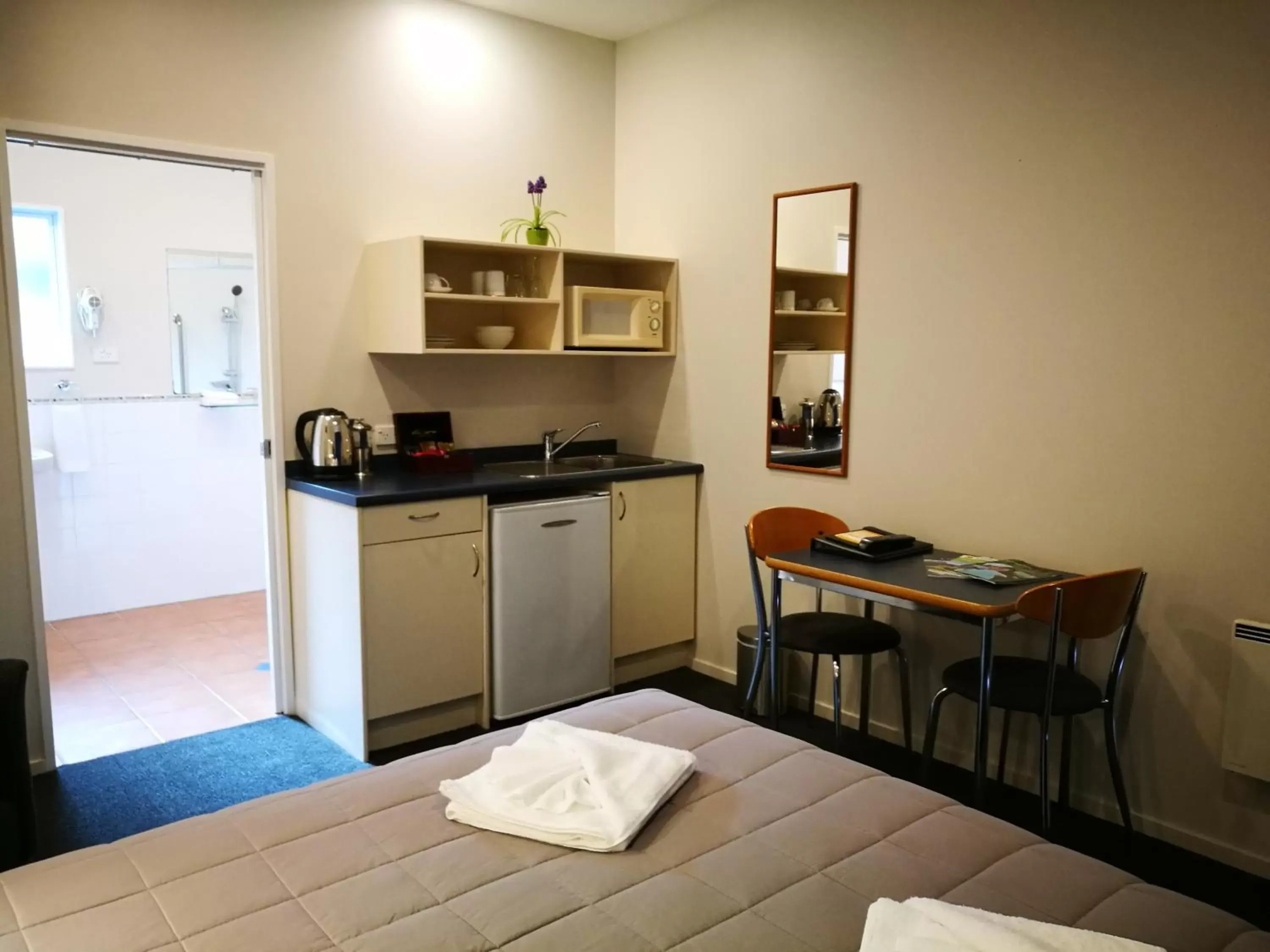 Kitchen/Kitchenette in Airport Birches Motel