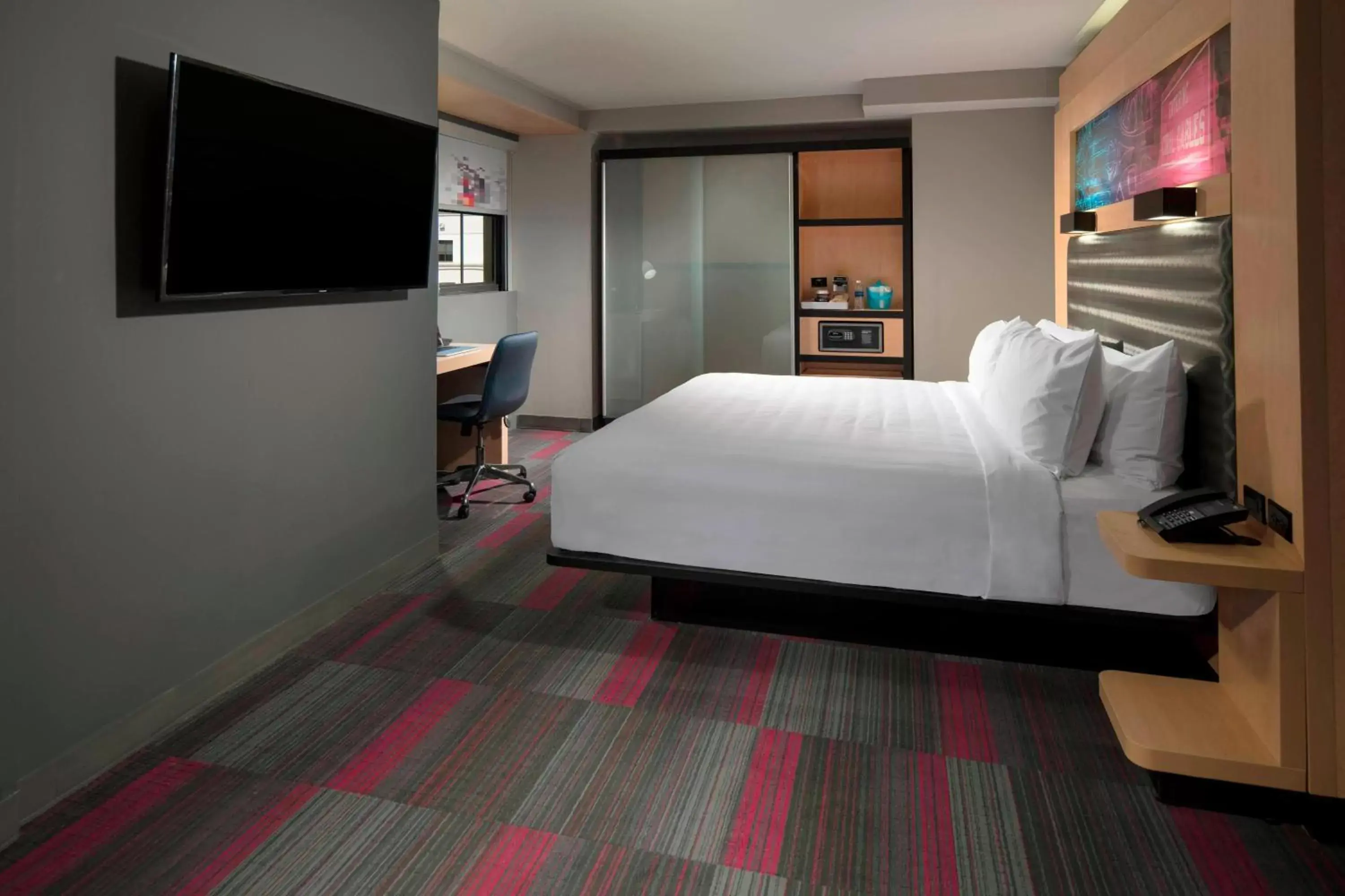Photo of the whole room, Bed in Aloft Coral Gables