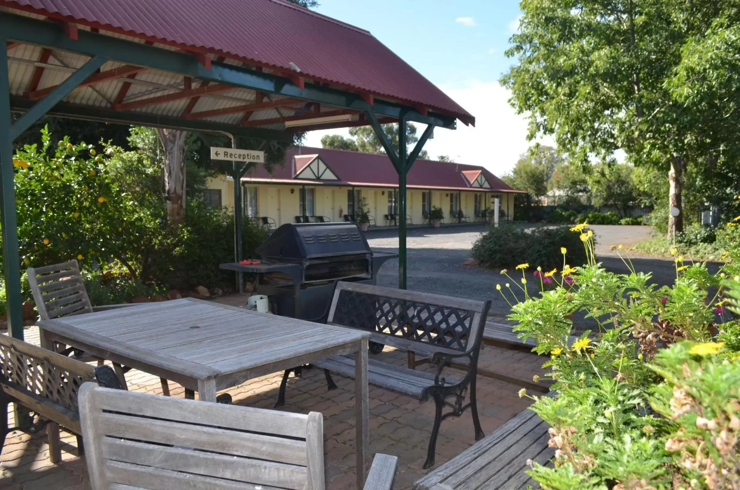 BBQ facilities in Bungalow Motel