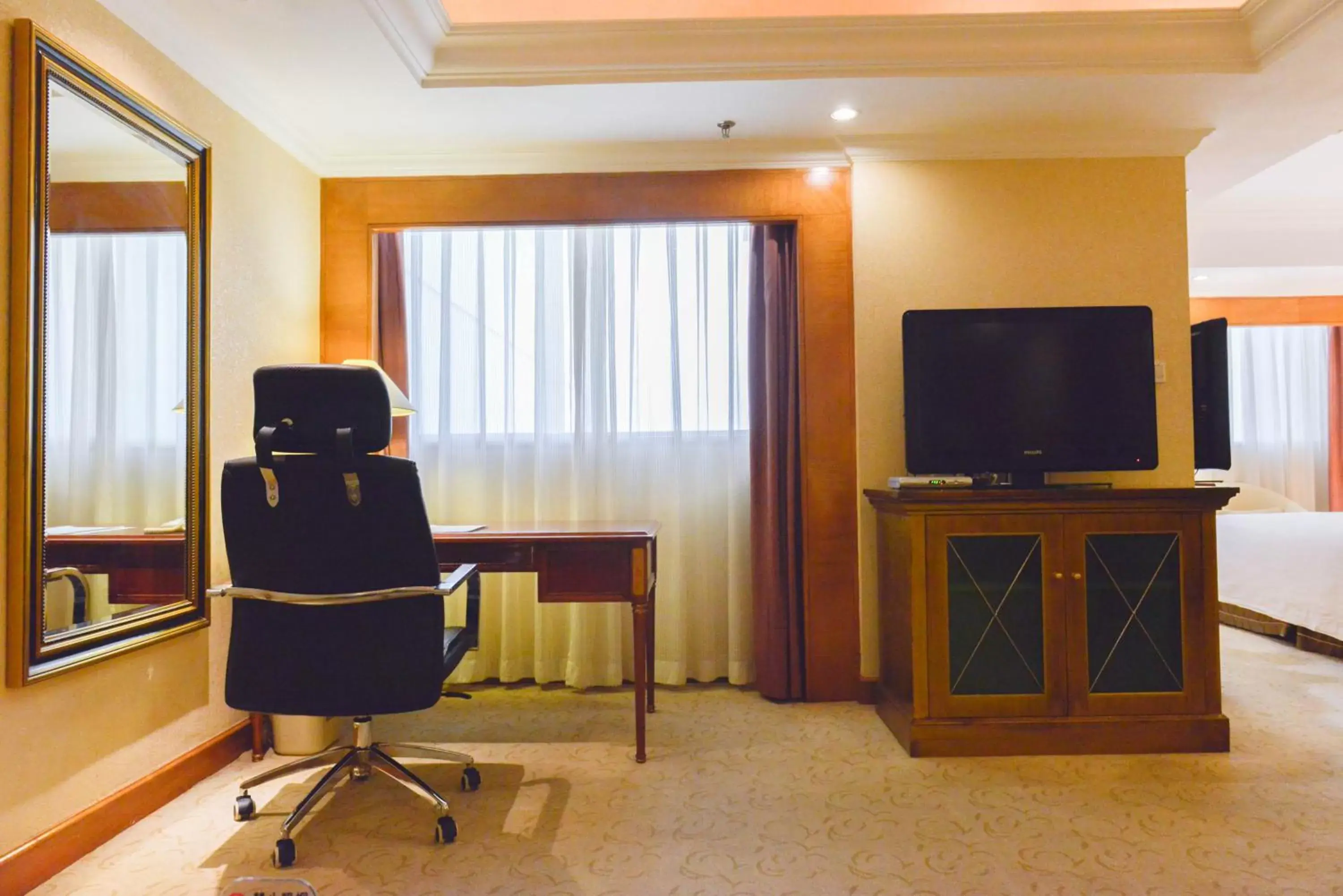 Living room, TV/Entertainment Center in Crowne Plaza Qingdao, an IHG Hotel