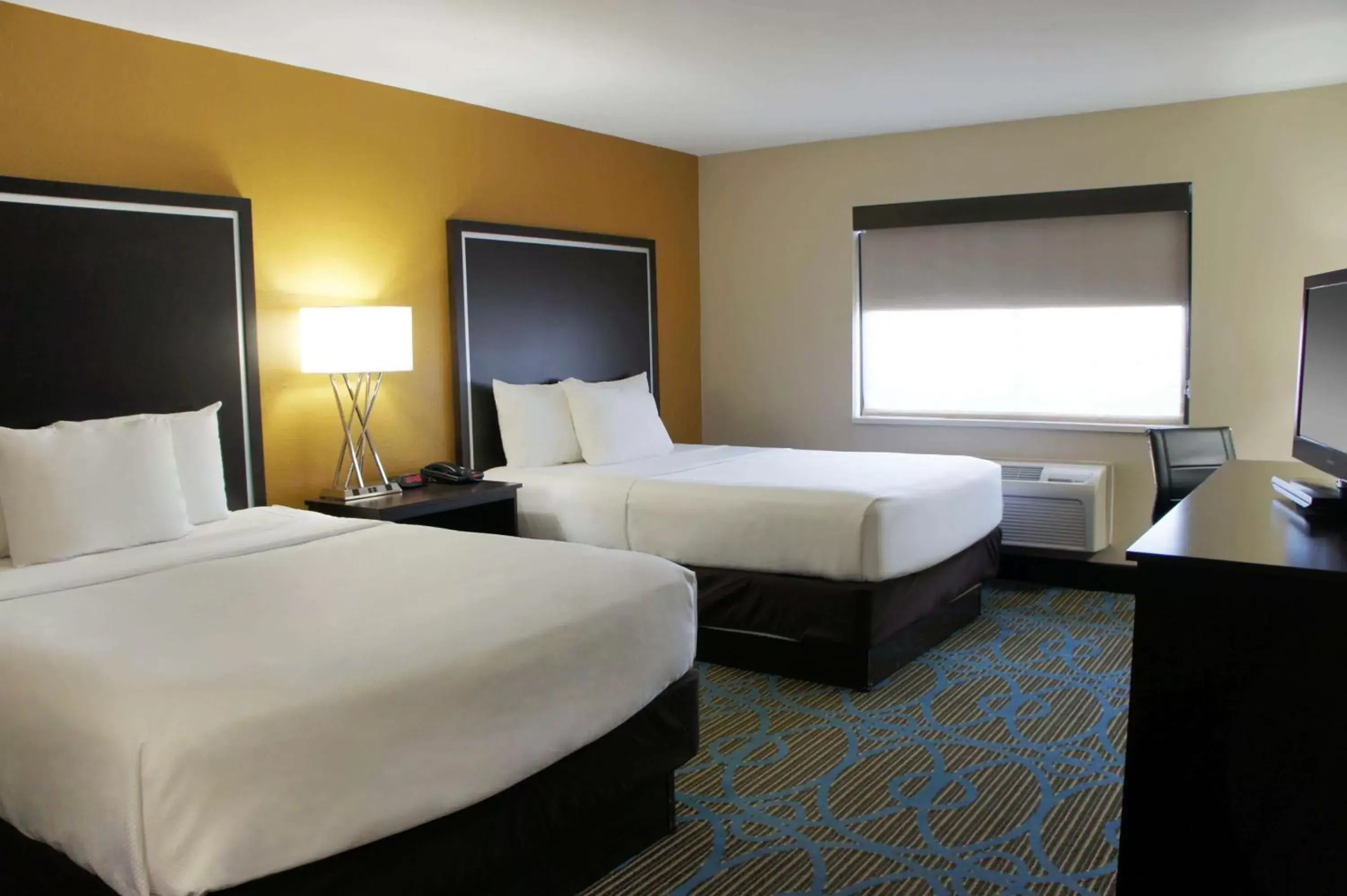 Photo of the whole room, Bed in La Quinta Inn & Suites by Wyndham Emporia