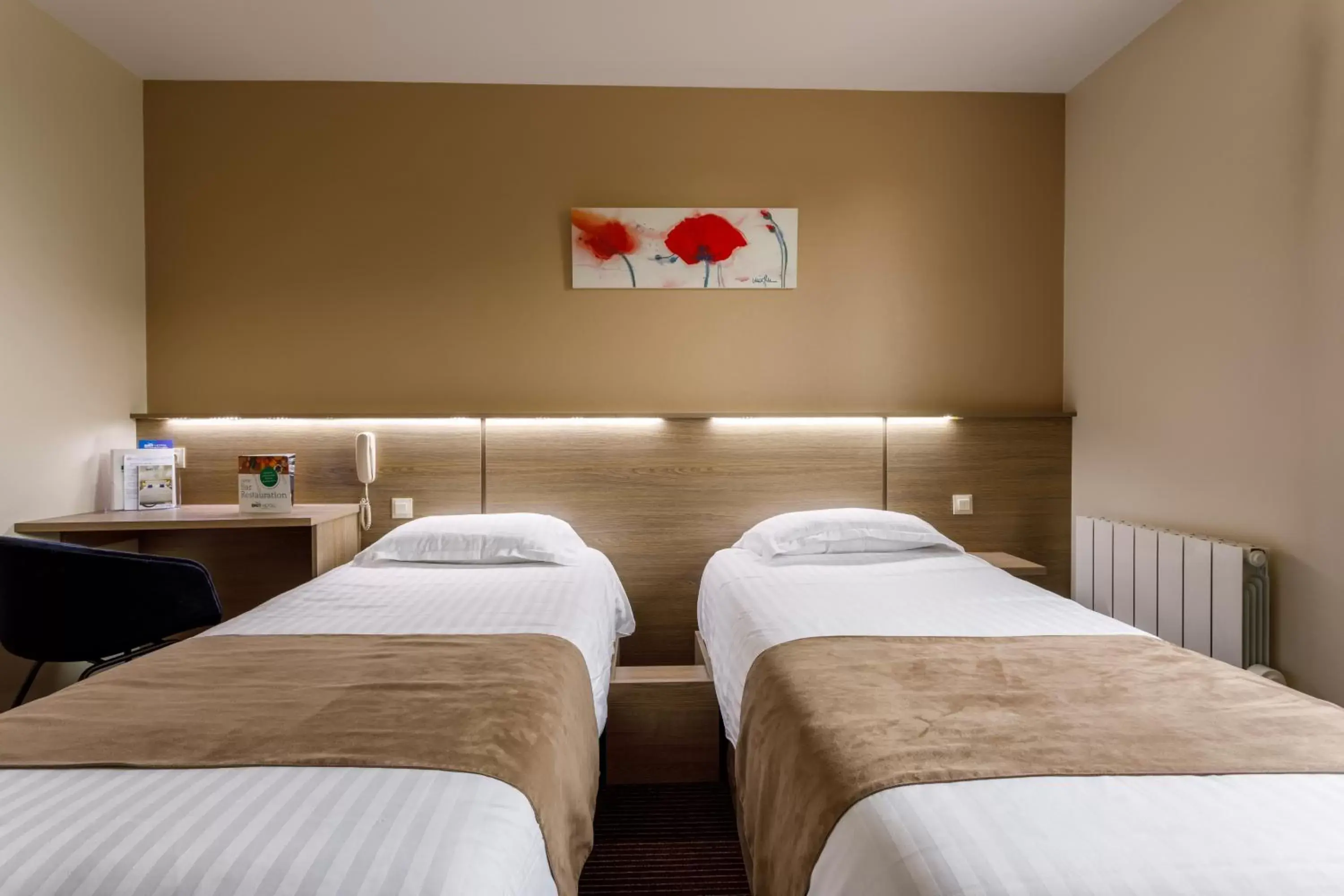 Bedroom in Brit Hotel Piscine & Spa - Fougères
