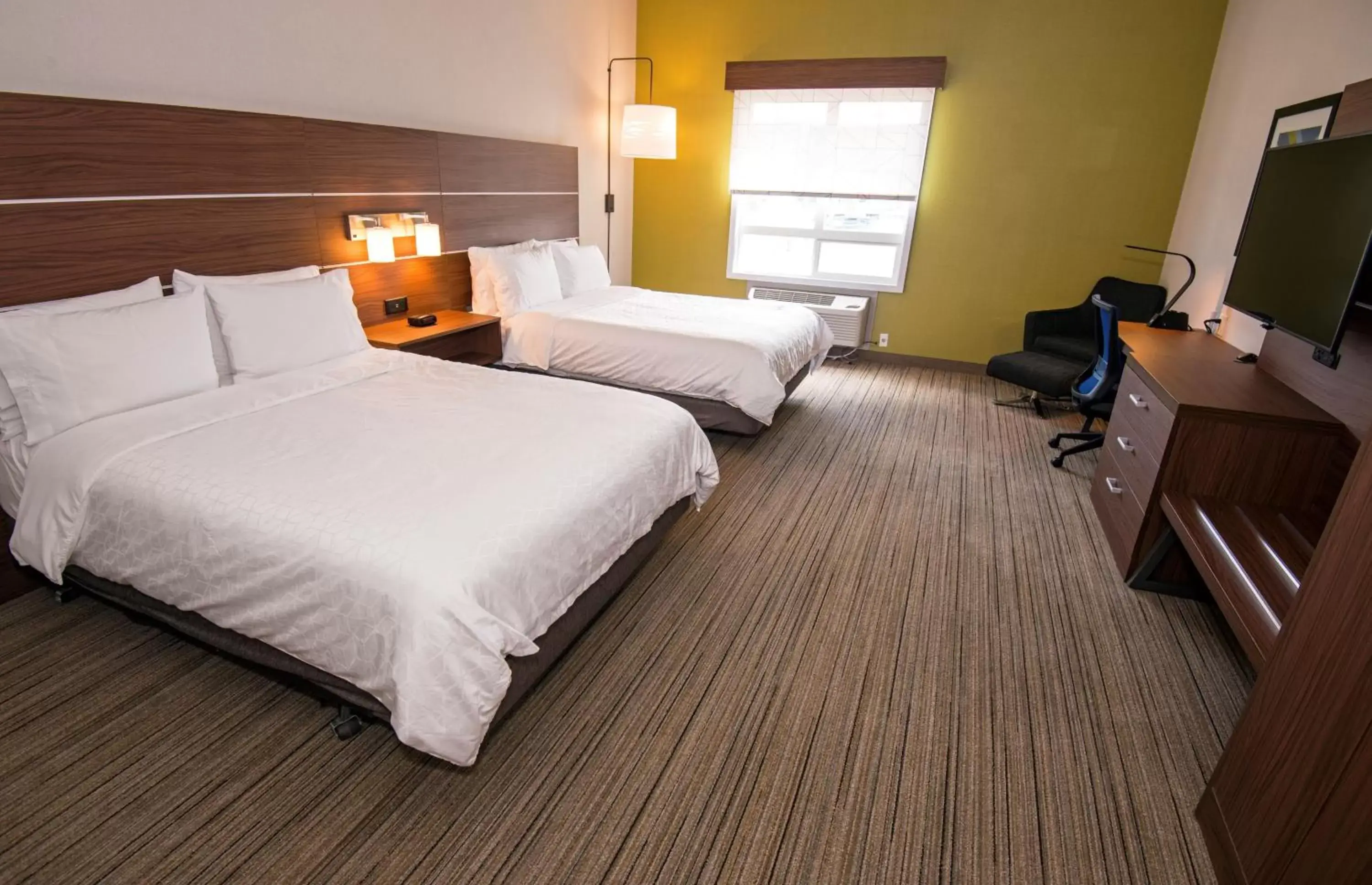 Photo of the whole room, Bed in Holiday Inn Express Hotel & Suites-Hinton, an IHG Hotel