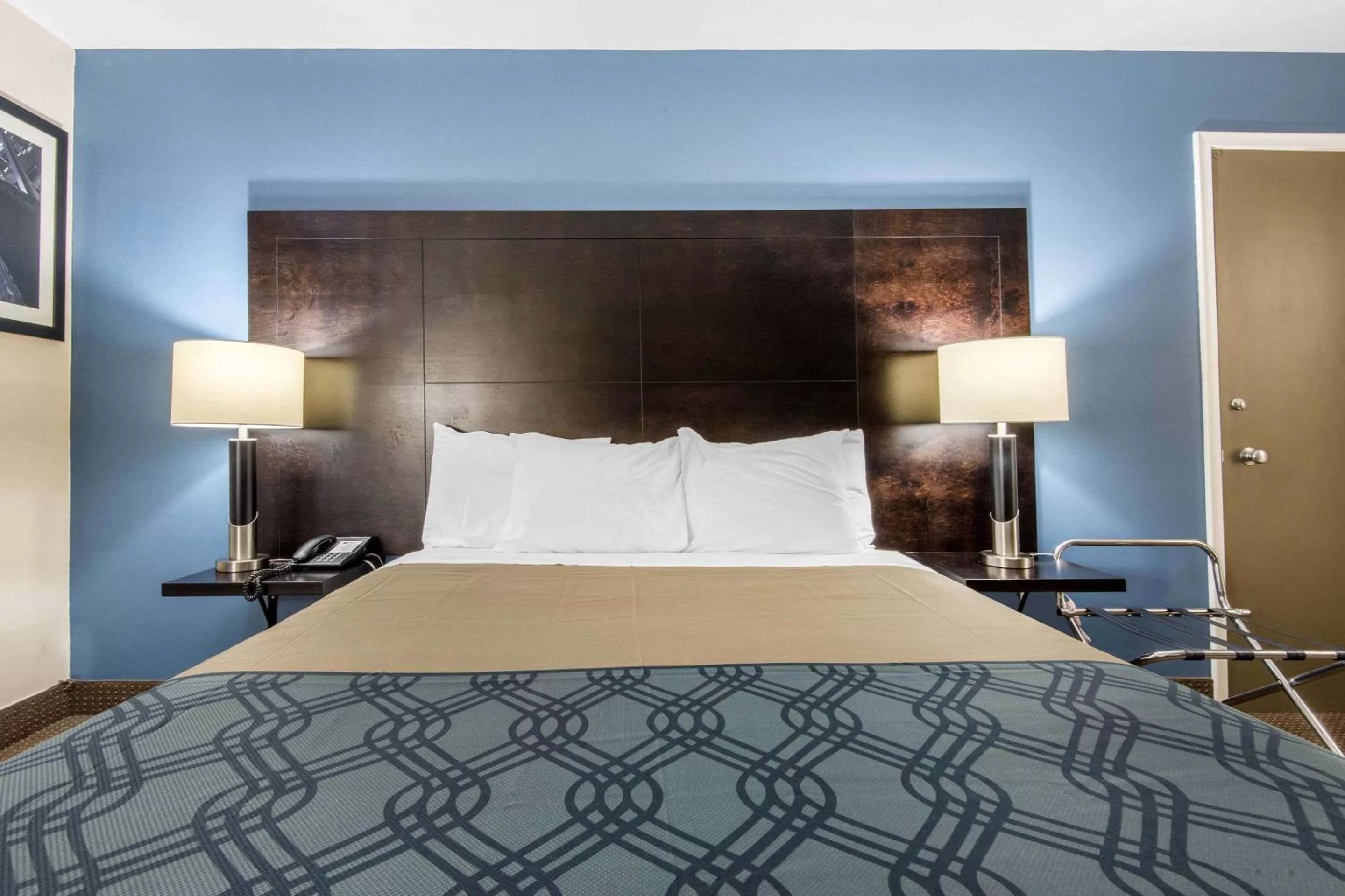 Photo of the whole room, Bed in Econo Lodge