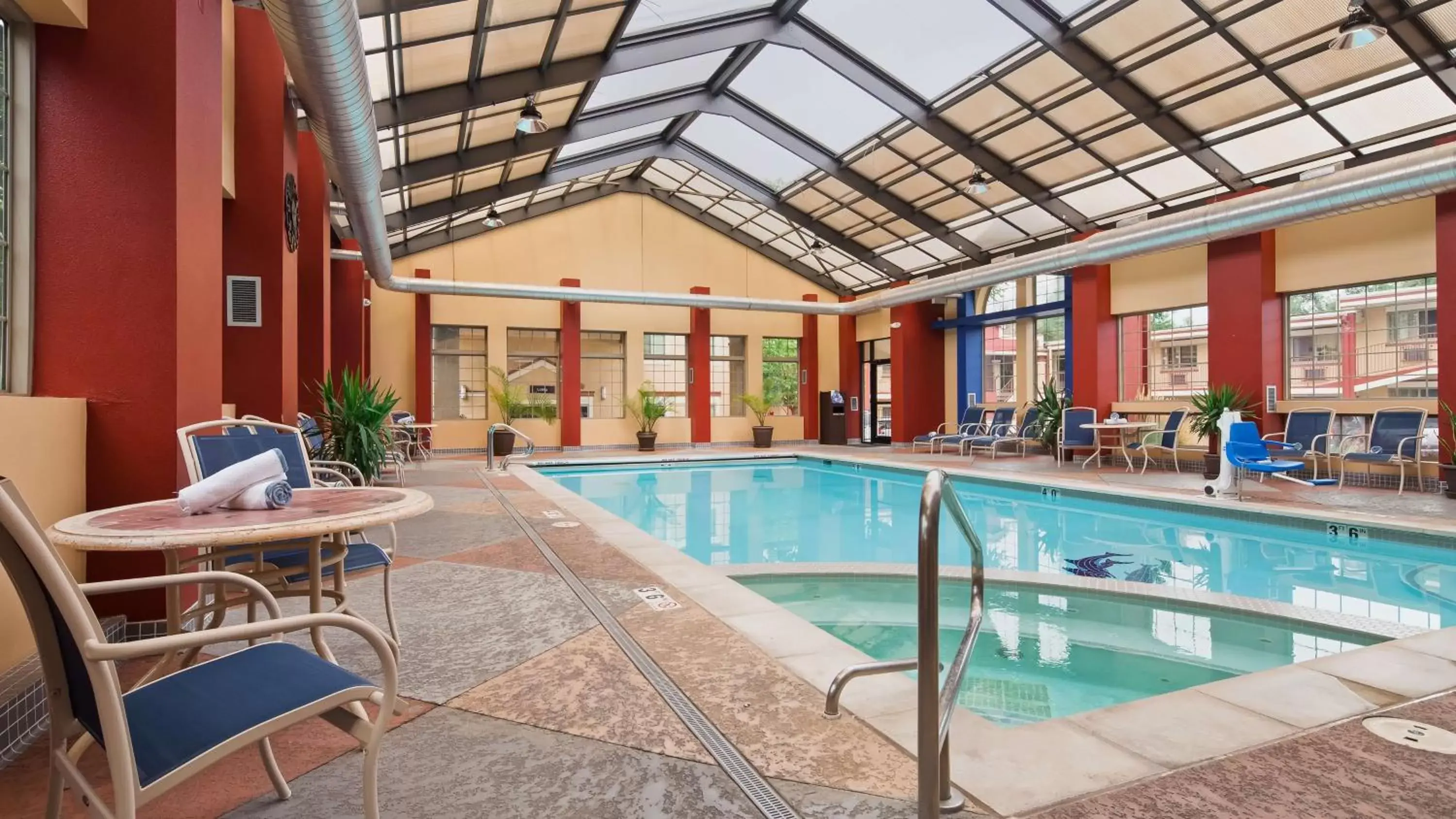 On site, Swimming Pool in Best Western University Inn